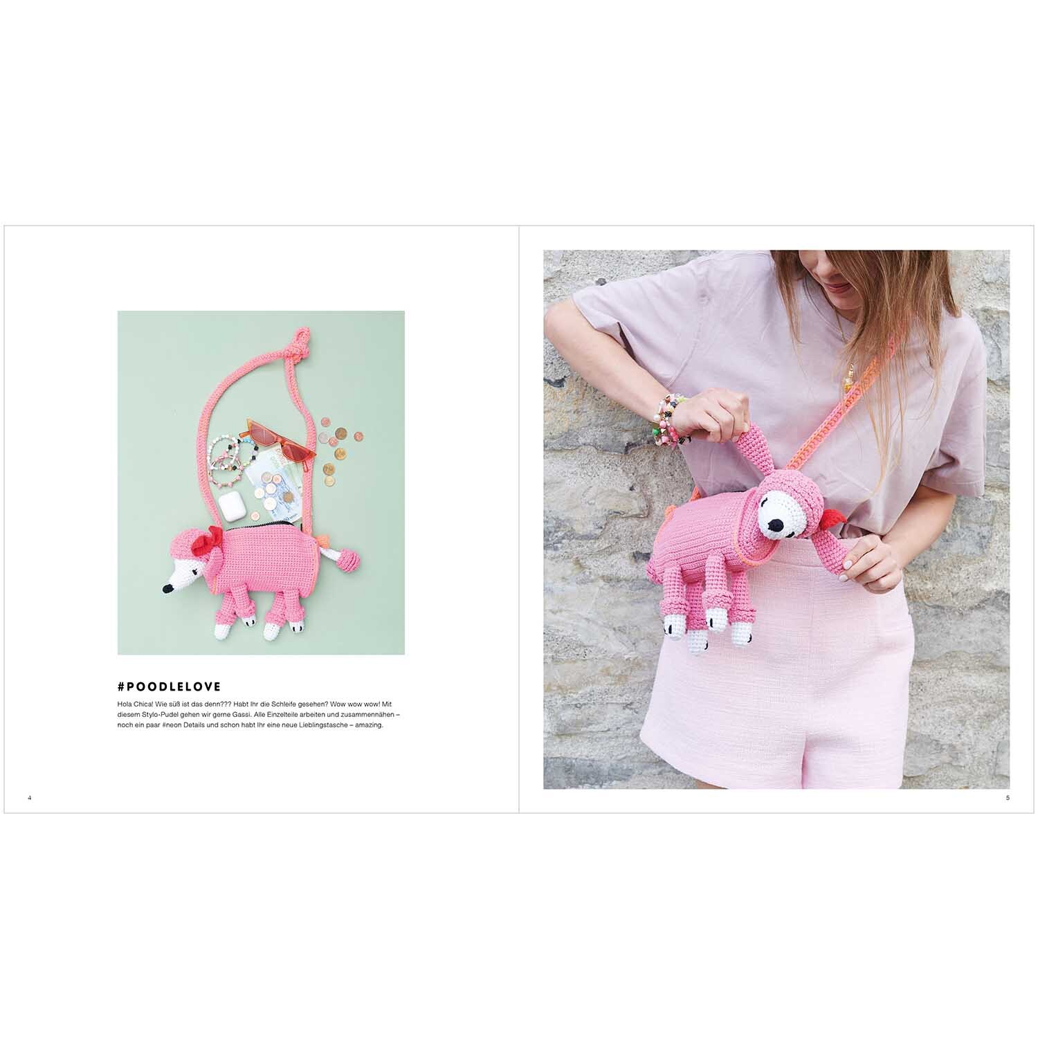 Cotton Aran - Just Bags + Things + Crazy Stuff Deutsch: Frau trägt rosa Pudel-Tasche von Rico Design, passend zu ihrem Outfit.