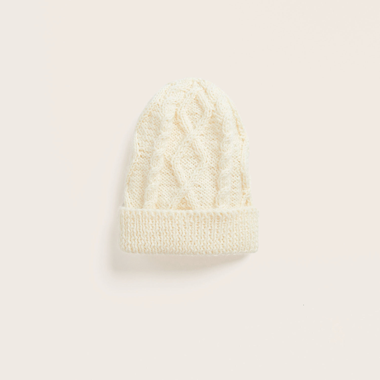 Strickset Babymütze Modell 14: Cremefarbene Mütze mit Zopfmuster, ideal für Babys. Marke: Rico Design.