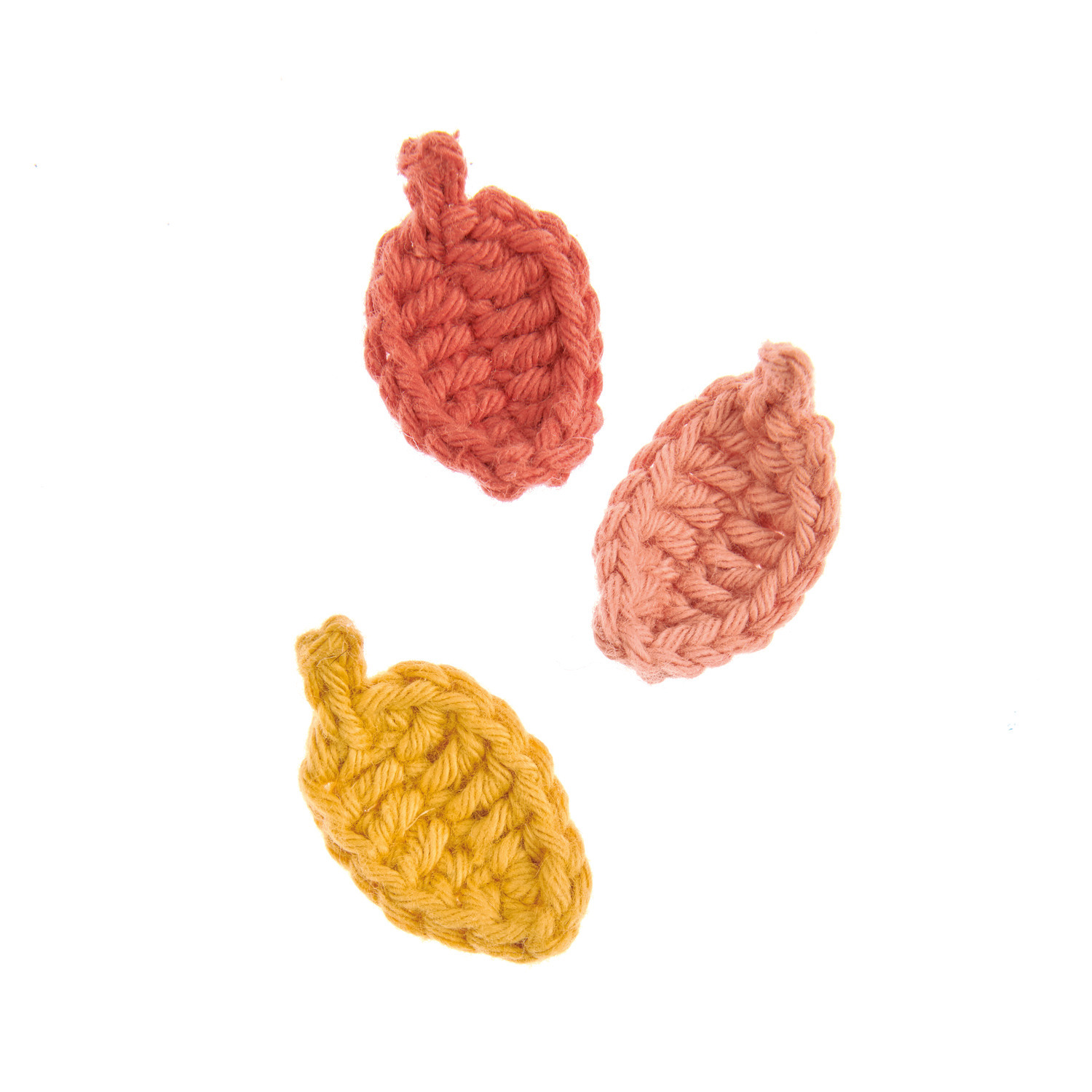 Creative Ricorumi dk: Drei gehäkelte Blätter in Rot, Rosa und Gelb aus Rico Design Garn.