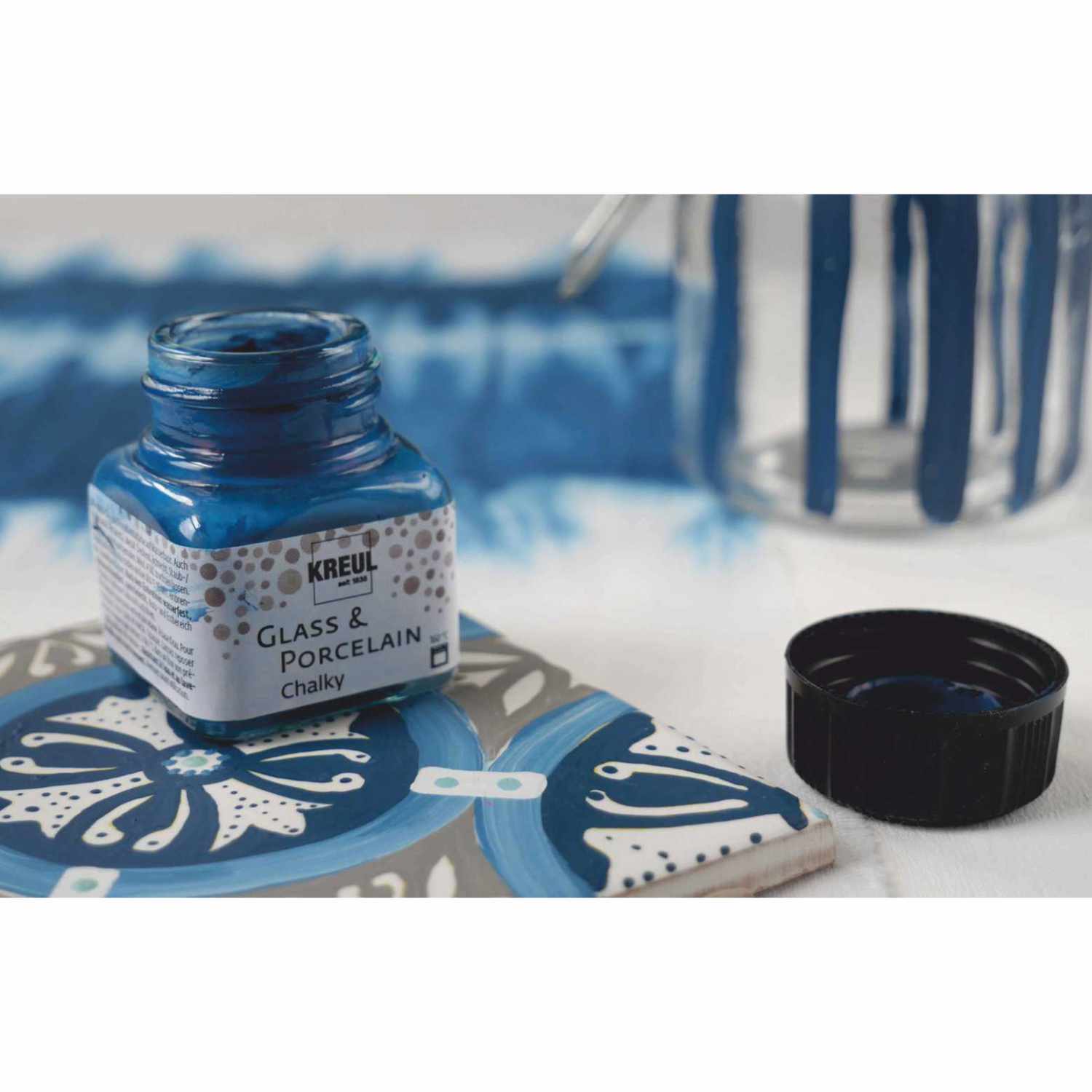 Glas- und Porzellanfarben Set Chalky von KREUL, blaue Farbe, offenes Glas auf bemalter Fliese.