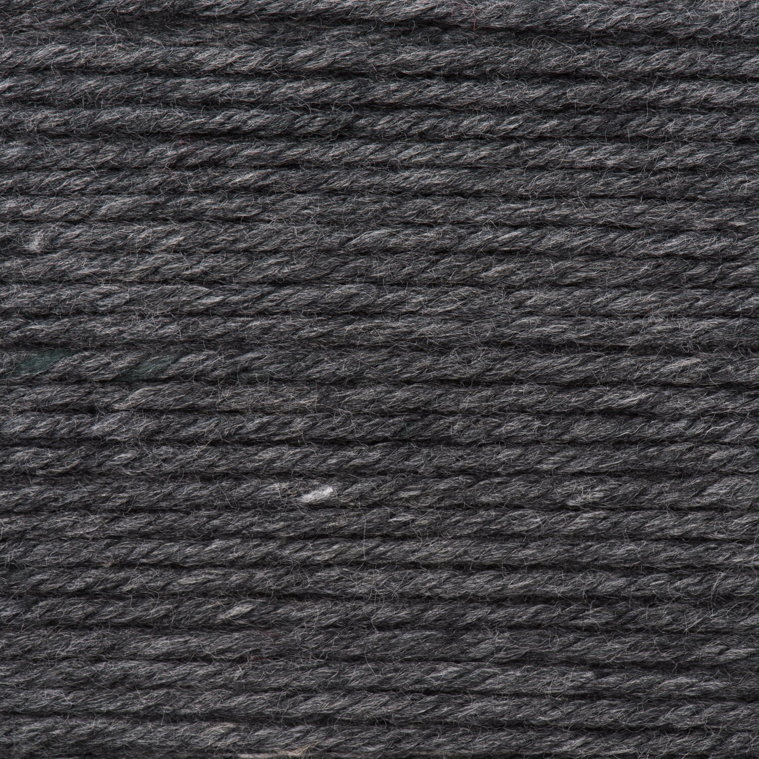 Essentials Mega Wool chunky, Rico Design, Subtitel 100g 115m, dichter Blick auf mehrfädiges Garn in dunklem Anthrazit für warme Strickprojekte