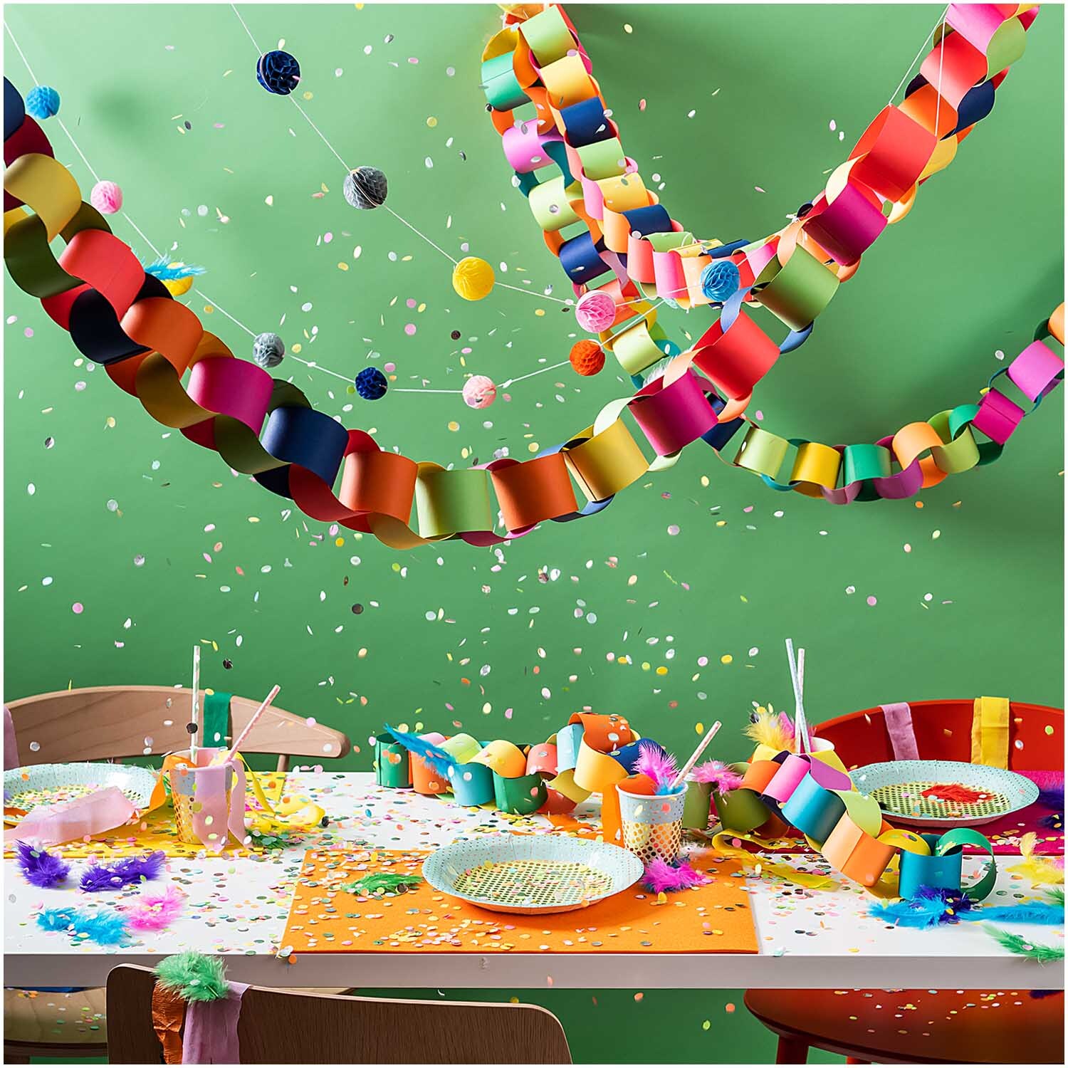 Kreppbänder Cake von Rico Design schmücken einen Tisch mit bunten Girlanden und Partydeko.
