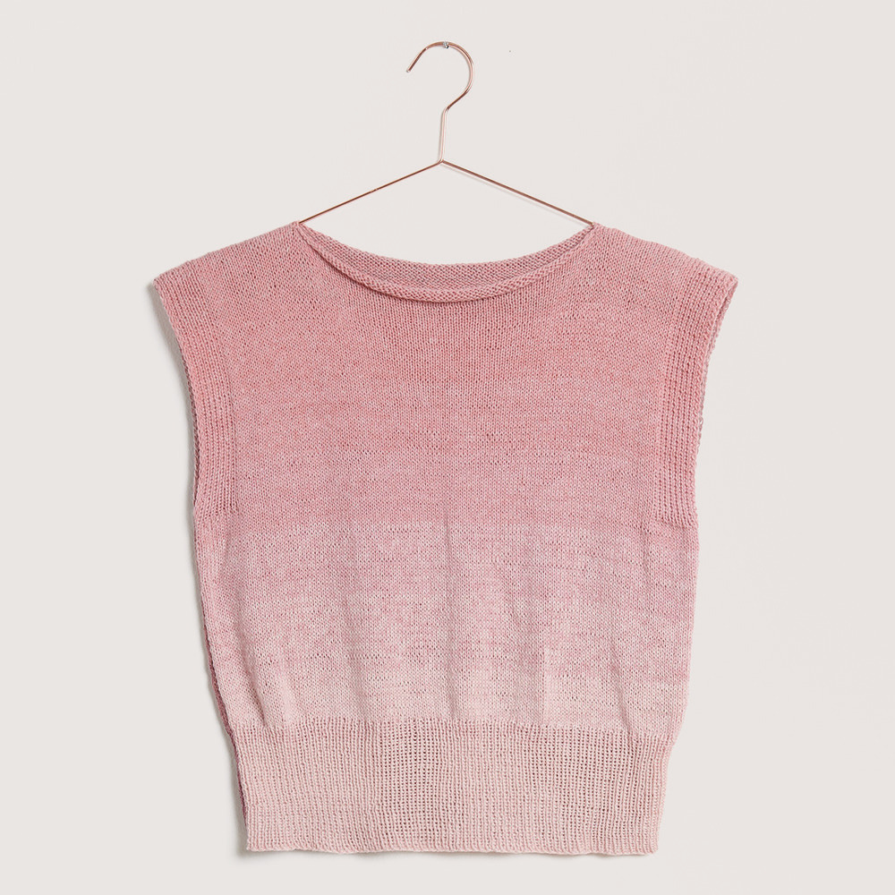Shirt mit Farbverlauf auf grauem Hintergrund – zum Strickset