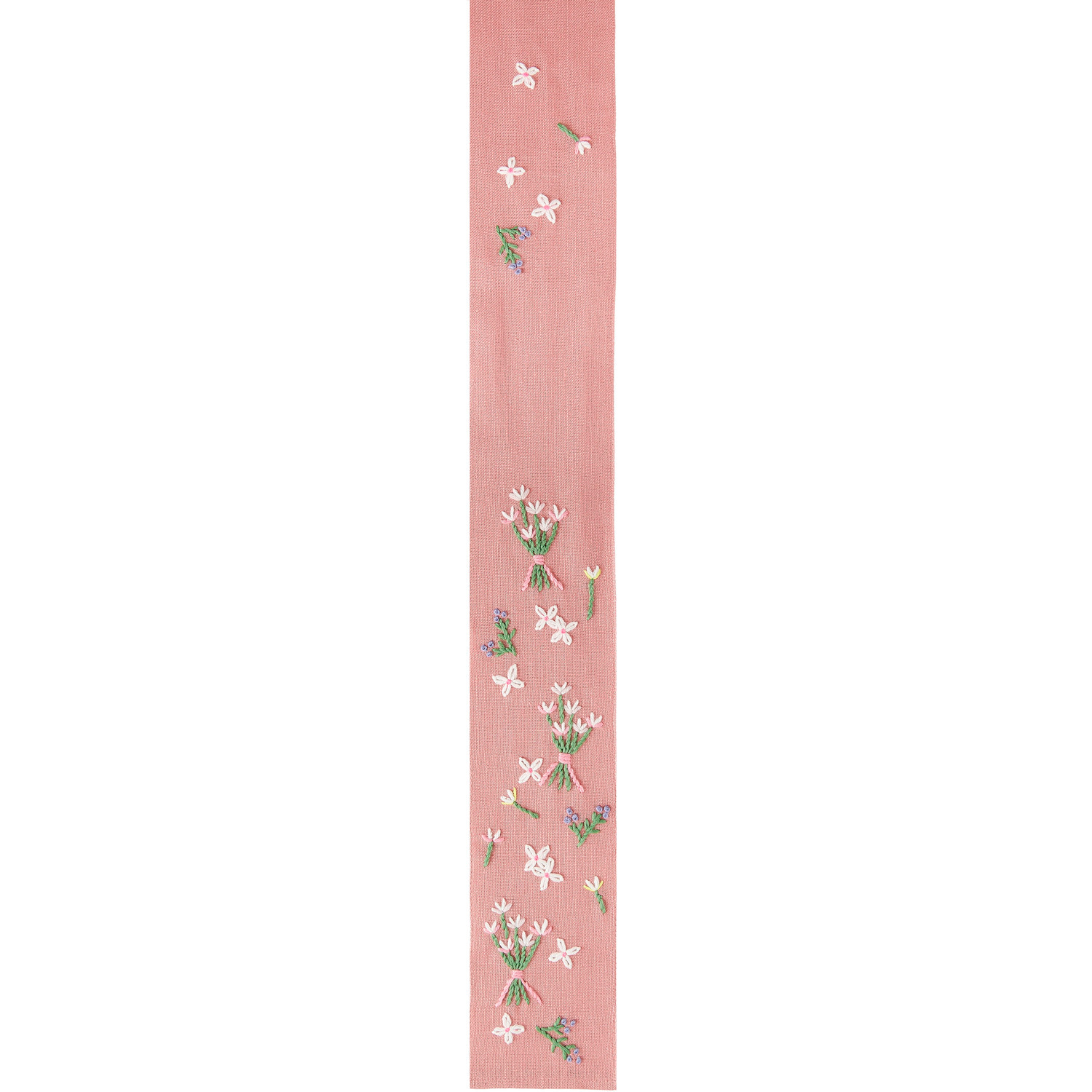 Stickpackung Schleife Frühlingsblümchen von Rico Design auf rosa Stoff mit zarten Blumenmotiven.