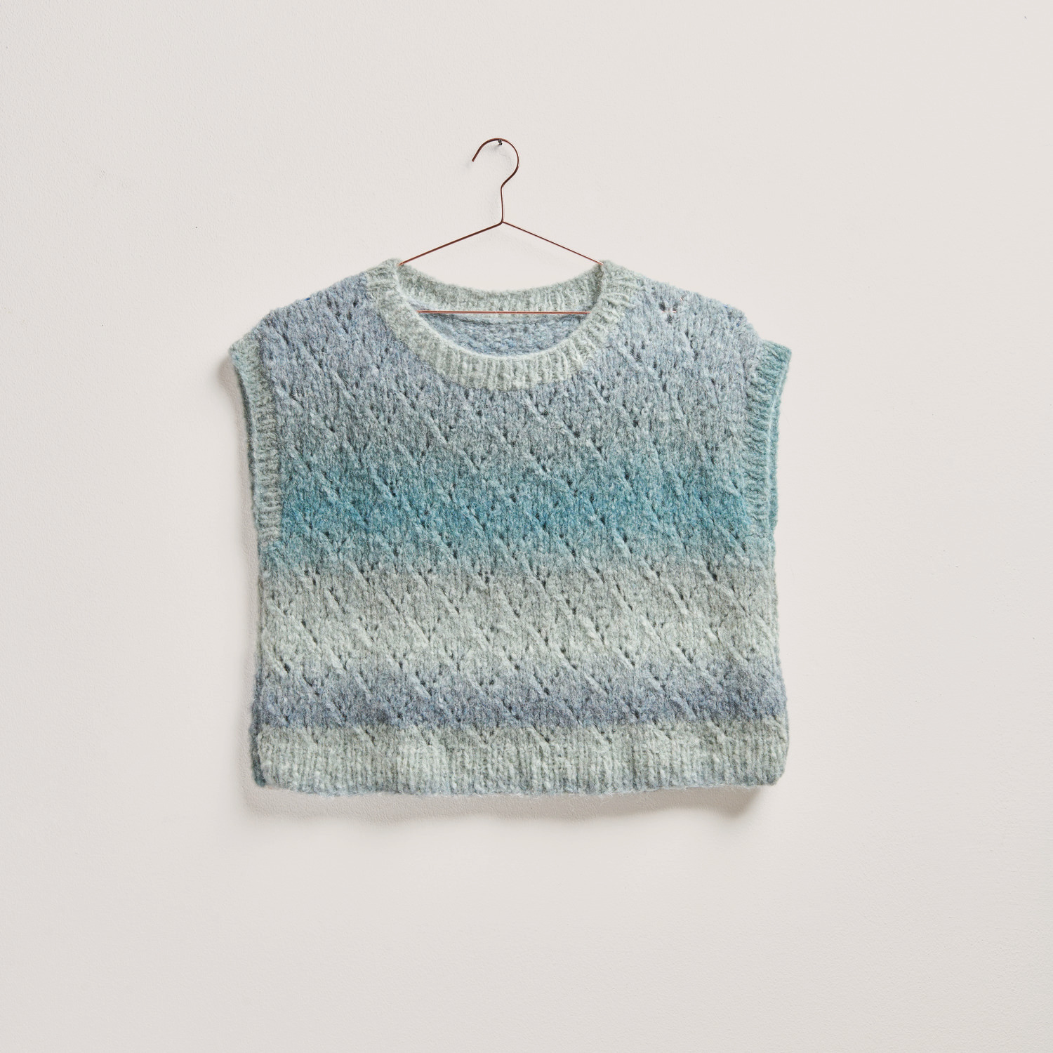Strickset Pullunder Modell 26 aus Die Neue Masche No. 11, gestrickt in sanften Blautönen.