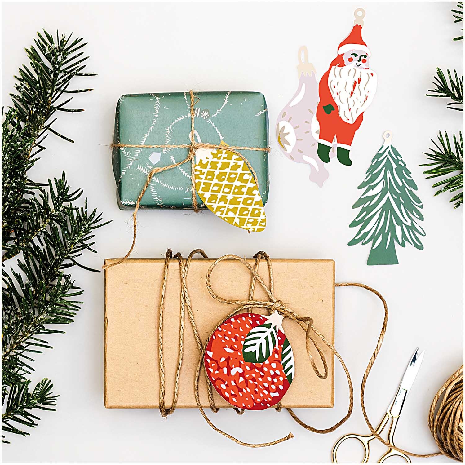 Paper Poetry Papieranhänger Nostalgic Christmas classic, dekoriert mit weihnachtlichen Motiven und Geschenkverpackungen, von Rico Design.
