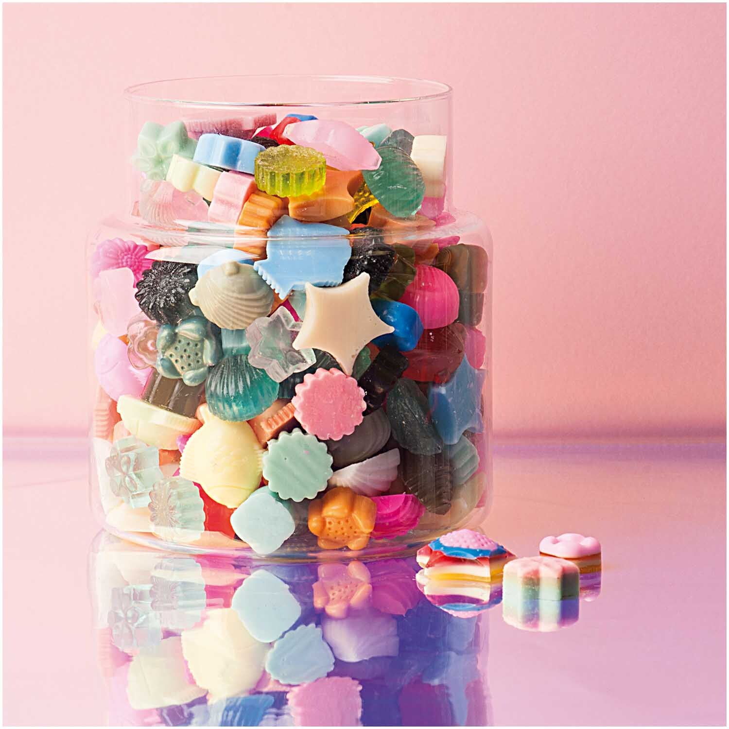 Seifengießform Maritim: Bunte, maritime Seifenformen in einem Glasbehälter, ideal für kreative Seifenprojekte.