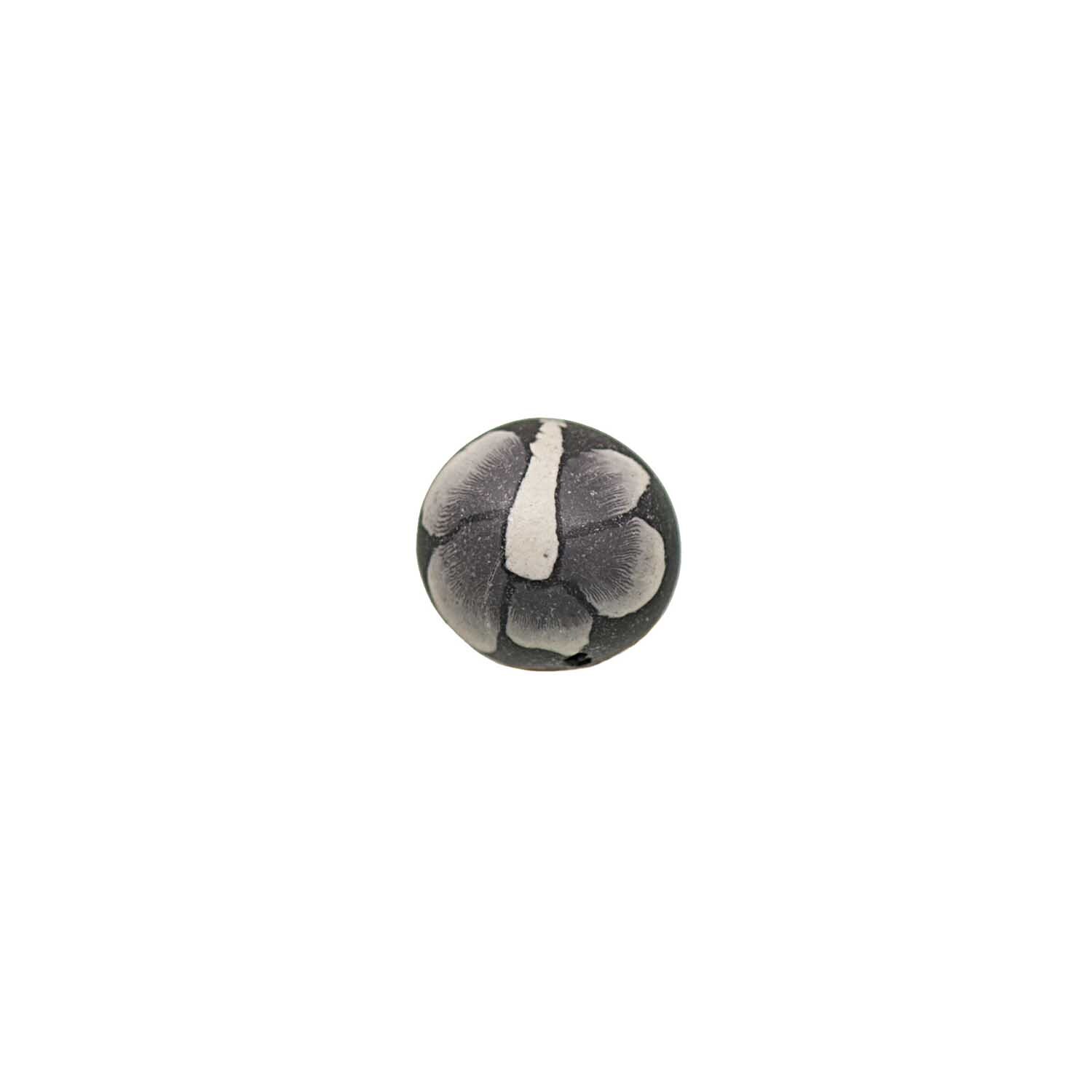 Kugel schwarz gemustert 9mm 8 Stück von Rico Design zeigt ein florales Muster auf schwarzem Hintergrund. Ideal für Schmuckdesigns.