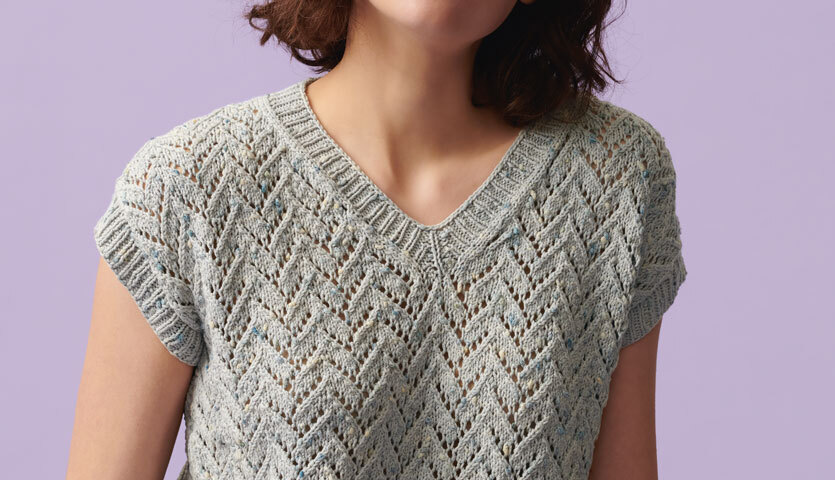 Strickanleitung Top mit Zickzack-Muster zeigt ein elegantes Design aus Fashion Cotton Neps dk in lebendigen Farben. Ideal für stilvolle Sommermode.