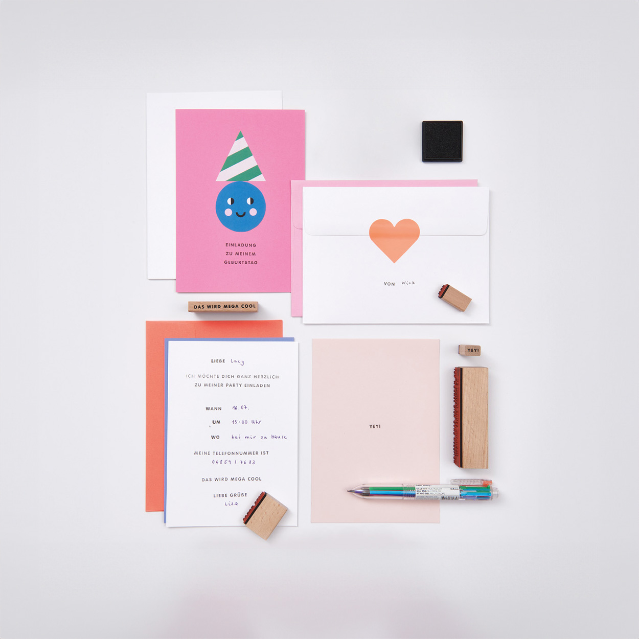 Unterschiedliche Karten und Umschläge in weiß und pink Tönen, dazu verschiedene Stempel und Sticker.