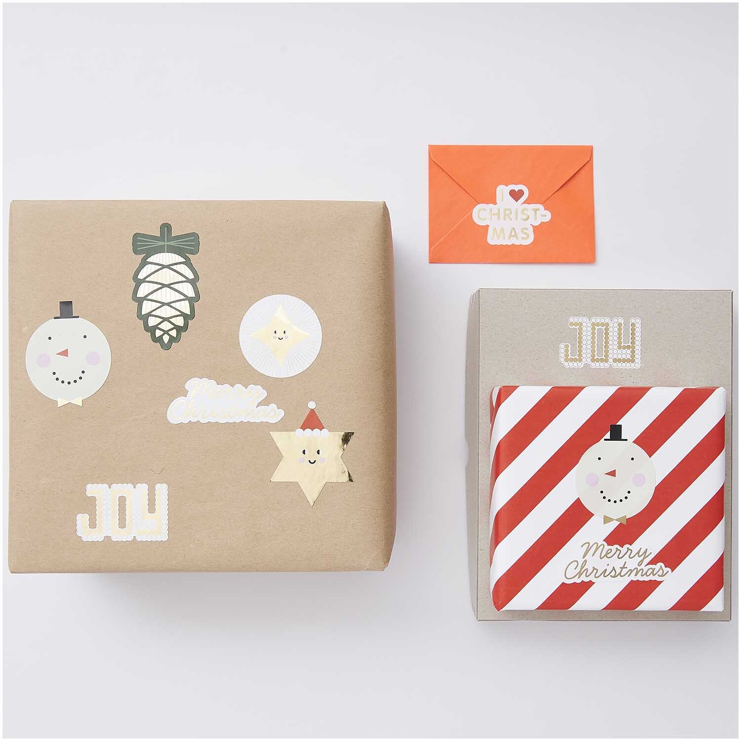 Paper Poetry Sticker Joy 5,5cm 120 Stück auf der Rolle Hot Foil dekorieren Geschenke mit festlichen Motiven und einem kleinen roten Umschlag.