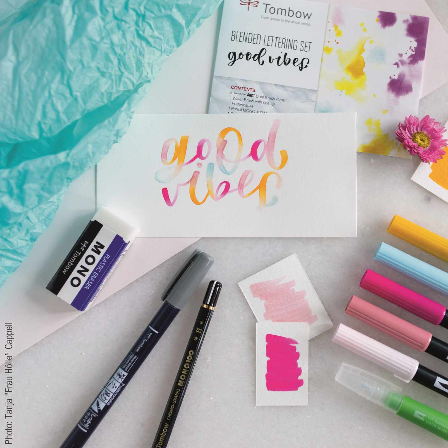 Tombow Blended Lettering Set Good Vibes mit bunten Stiften und Papier, ideal für kreative Designs.