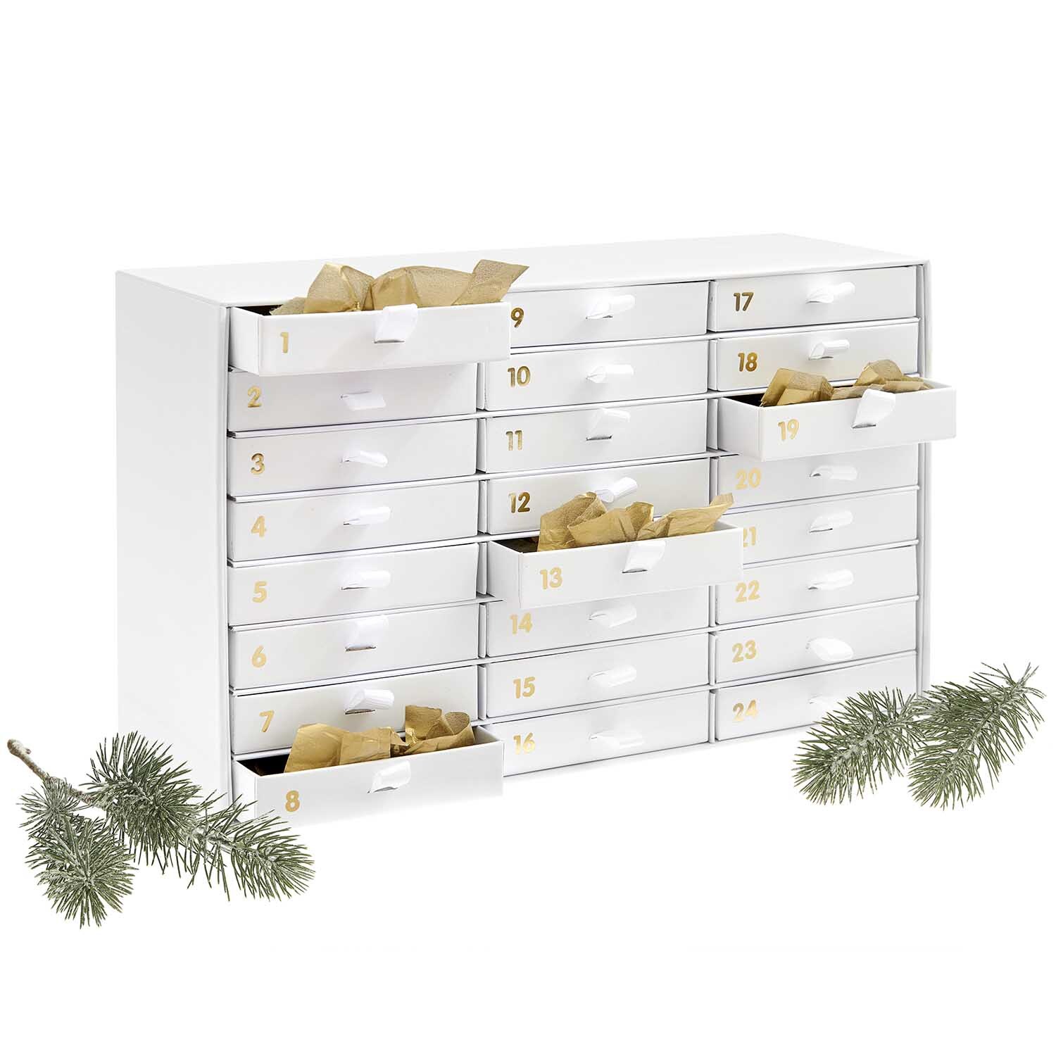 Adventskalender Box mit 24 Schubladen in Weiß-Gold von Rico Design, dekoriert mit Tannenzweigen.