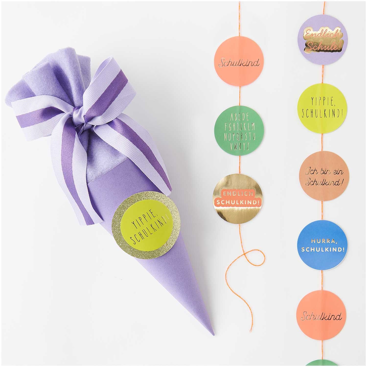 Paper Poetry Sticker Schulkind: Bunte Sticker auf einer lila Schultüte, ideal für den Schulanfang.