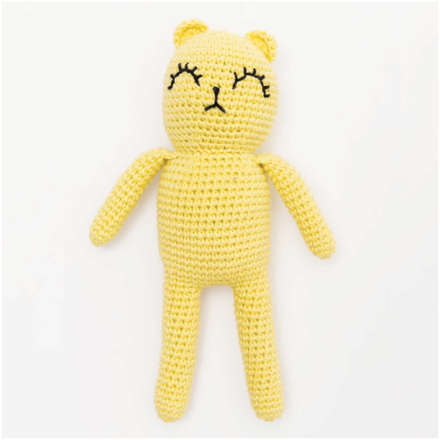 Creative Ricorumi dk: Gehäkelter Teddybär in Pastellgelb von Rico Design, ideal für DIY-Projekte.