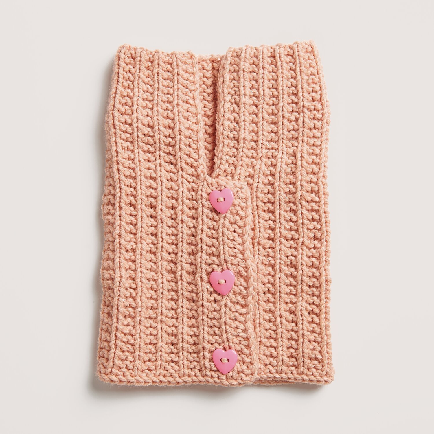 Made by Me No. 21 Herbst-Winter Schal in Apricot mit pinken Herzknöpfen, gestrickt aus Essentials Mega Wool chunky.