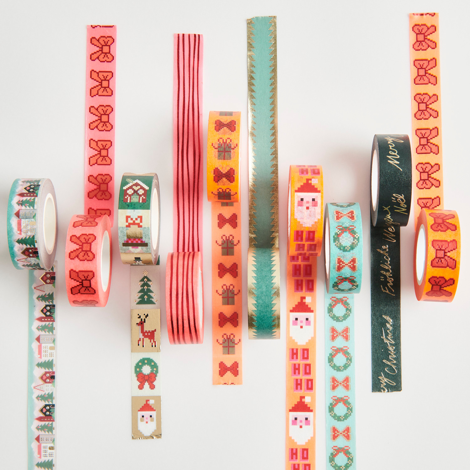 Paper Poetry Tape Lines Neonpink/Rot: Verschiedene dekorative Klebebänder von Rico Design in Neonpink und Rot mit festlichen Mustern.