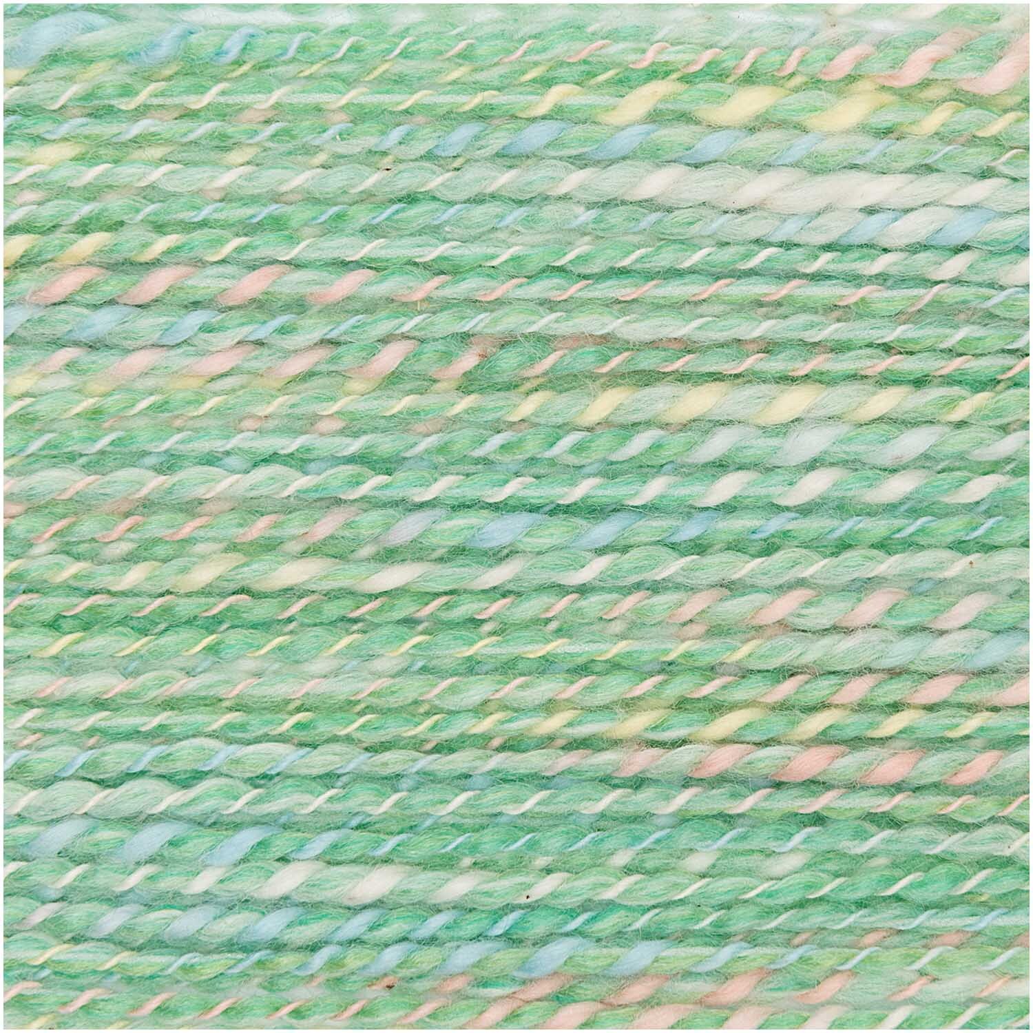 Creative Lazy Hazy Summer Cotton dk von Rico Design in grünem Garn mit pastellfarbenen Akzenten, 50g Knäuel, ideal für Sommerprojekte.
