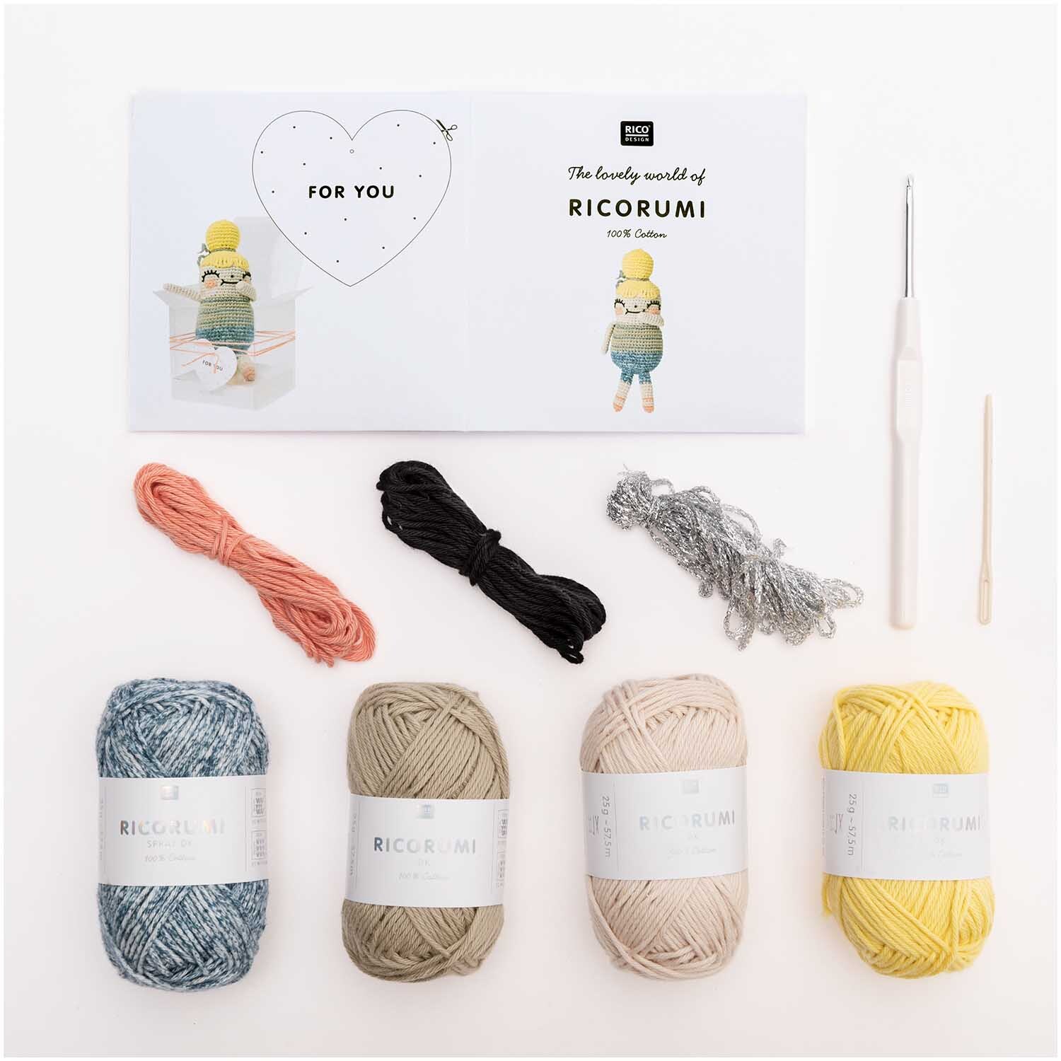 Häkelset Ricorumi Crazy Cute Family Freundin mit Garn in verschiedenen Farben und Häkelnadel von Rico Design. Ideal für kreative Projekte.