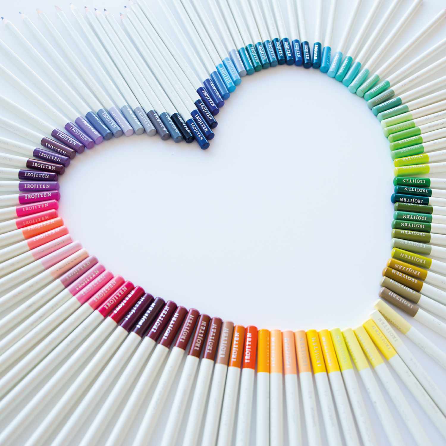 IROJITEN Farbstift-Set von Tombow in Herzform arrangiert, zeigt eine Vielfalt an leuchtenden Farben.