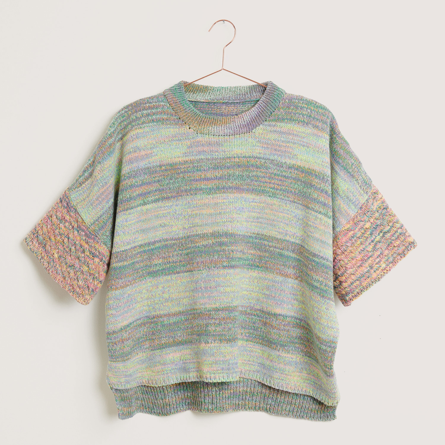 Creative Summer Sprinkles: Bunt gestreifter Pullover mit kurzen Ärmeln, ideal für Sommerabende.