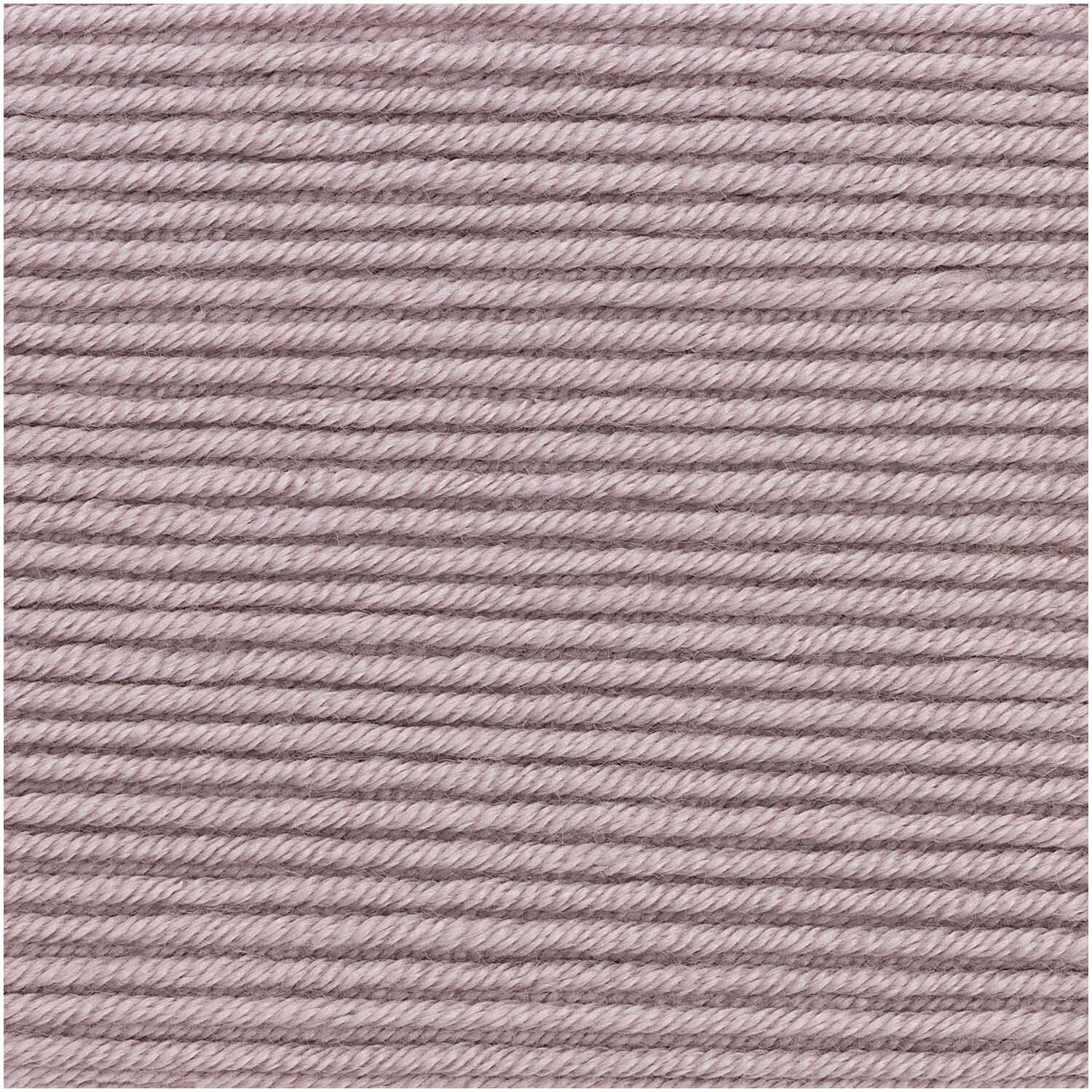 Creative Silky Touch dk, weiches Garn von Rico Design in Staubfarbe, ideal für Strickprojekte.