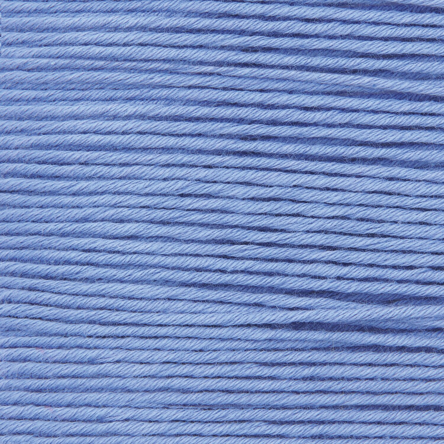 Essentials Organic Cotton aran: Nahaufnahme von lila Baumwollgarn, 50g, 90m, von Rico Design. Ideal für Strickprojekte.