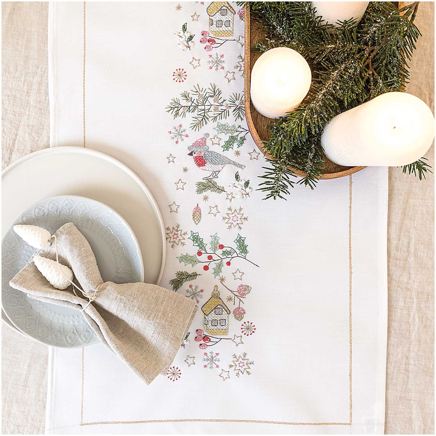 Stickpackung Läufer Stern 45x100cm zeigt ein festliches Design mit Kerzen und Tannenzweigen auf einem Tisch. Ideal für weihnachtliche Dekoration.
