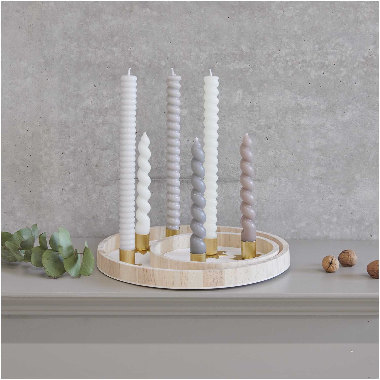 Holztablett natur mit eleganten Kerzenhaltern und gedrehten Kerzen in verschiedenen Farben, präsentiert von Rico Design.
