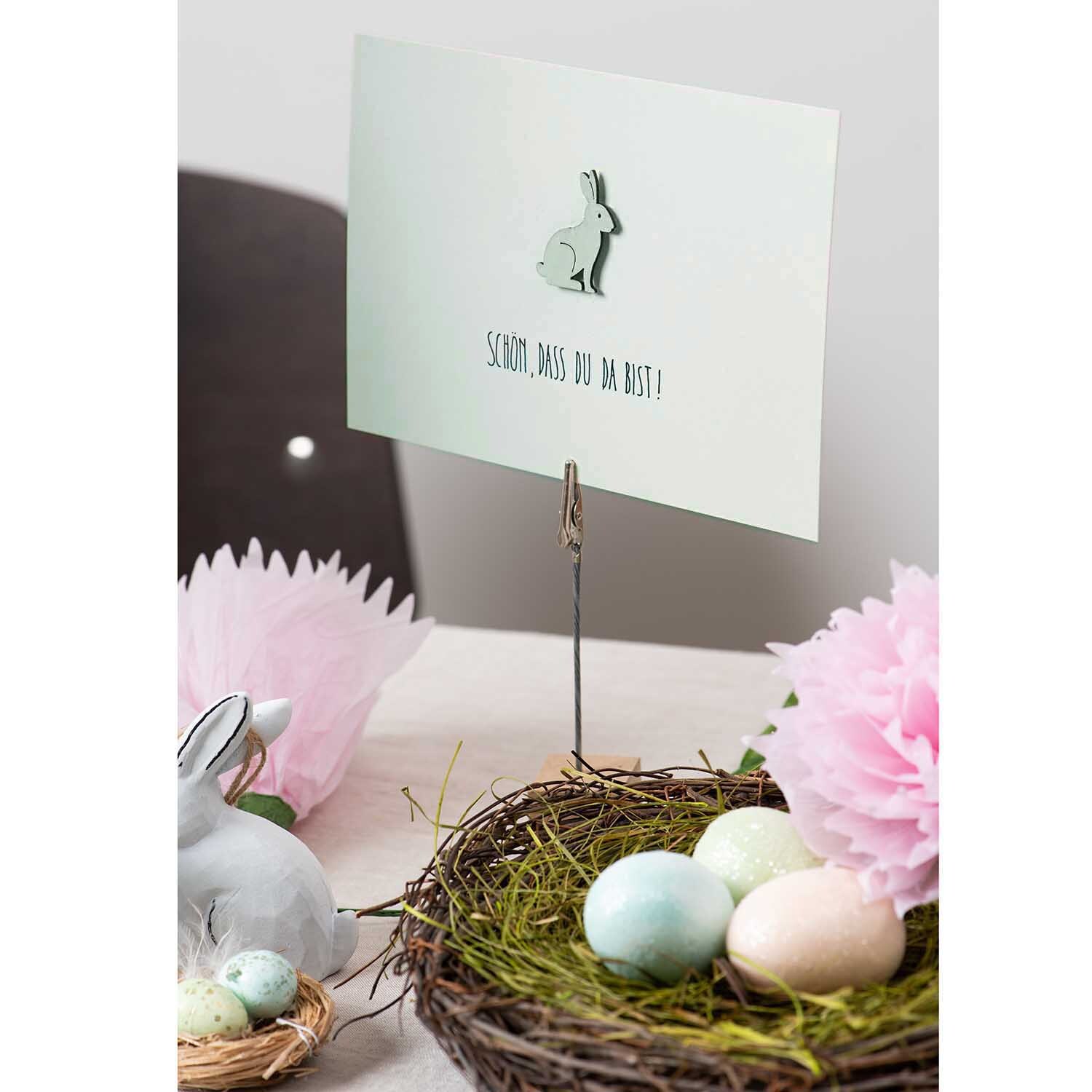DIY Set Osterdeko pastell: Ein dekorativer Osterkorb mit pastellfarbenen Eiern und einer Karte von Rico Design.