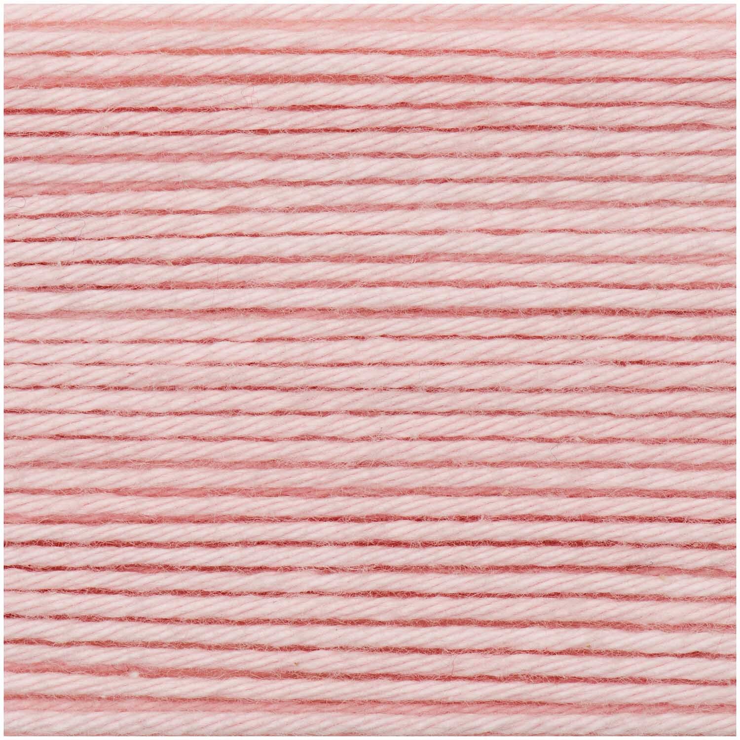 Creative Ricorumi dk: Nahaufnahme von rosa Garn von Rico Design, ideal für Strickprojekte.
