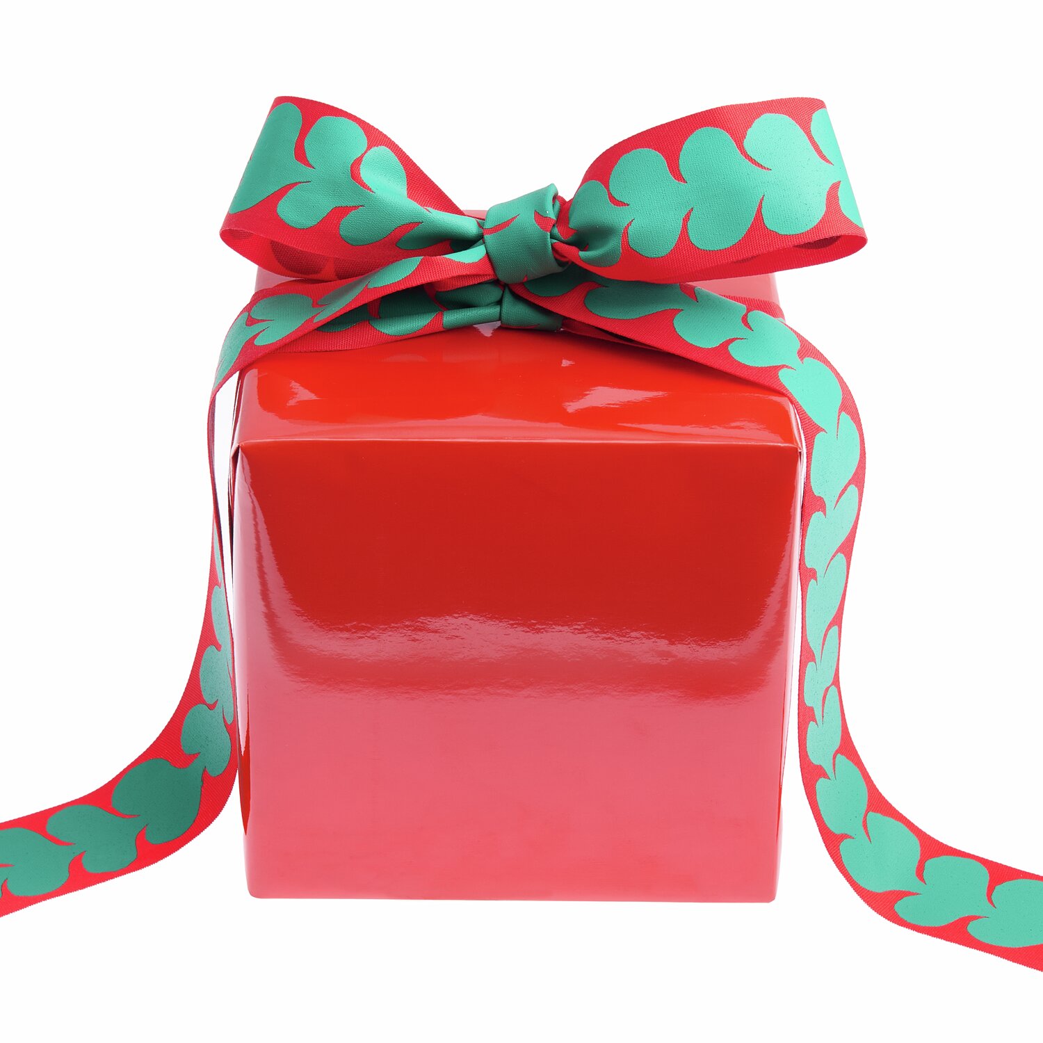 Taftband Midsommar Magic Klee: Rotes Geschenk mit glänzendem Papier und dekorativer Schleife in Grün von Rico Design.