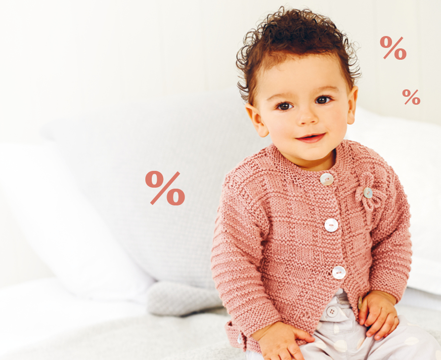 Baby trägt rosafarbene Strickjacke, im Hintergrund Prozentzeichen