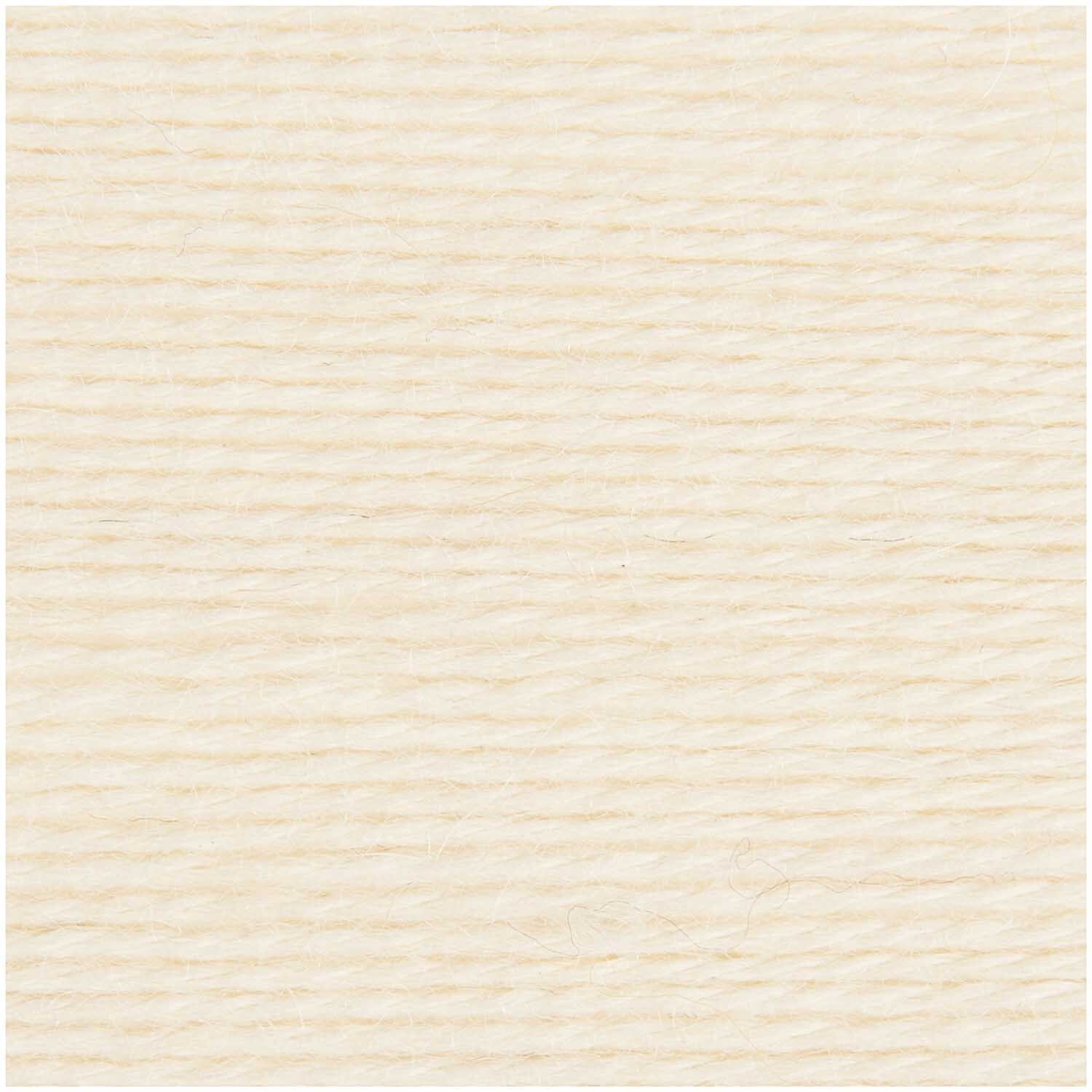 Baby Alpaka Wolle von Wolle Rödel in Creme, 50g Knäuel mit 115m Länge, Nahaufnahme der weichen Textur.