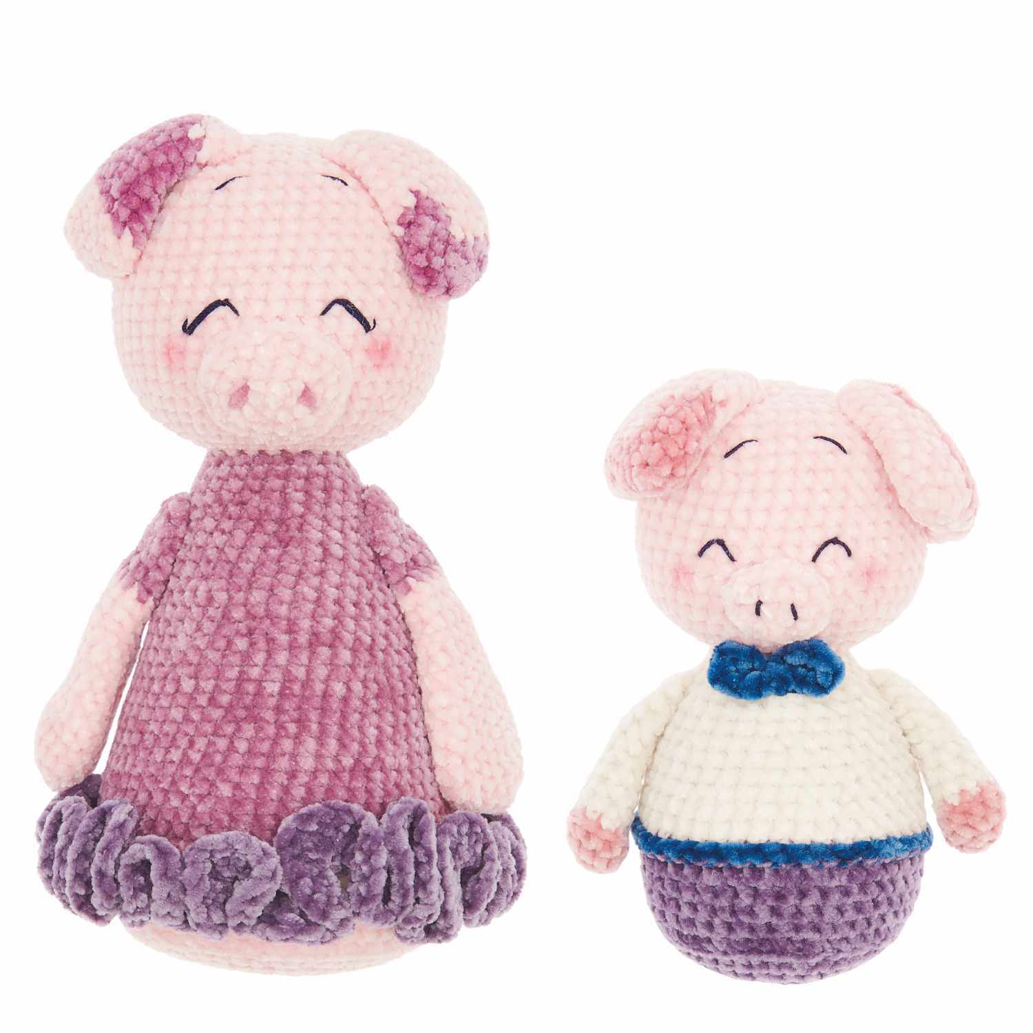 Häkelset Mama Schweinchen und Pepe aus Ricorumi Mini Me: Zwei gehäkelte Schweinchen in Rosa und Lila, Mama mit Kleid, Pepe mit Fliege.