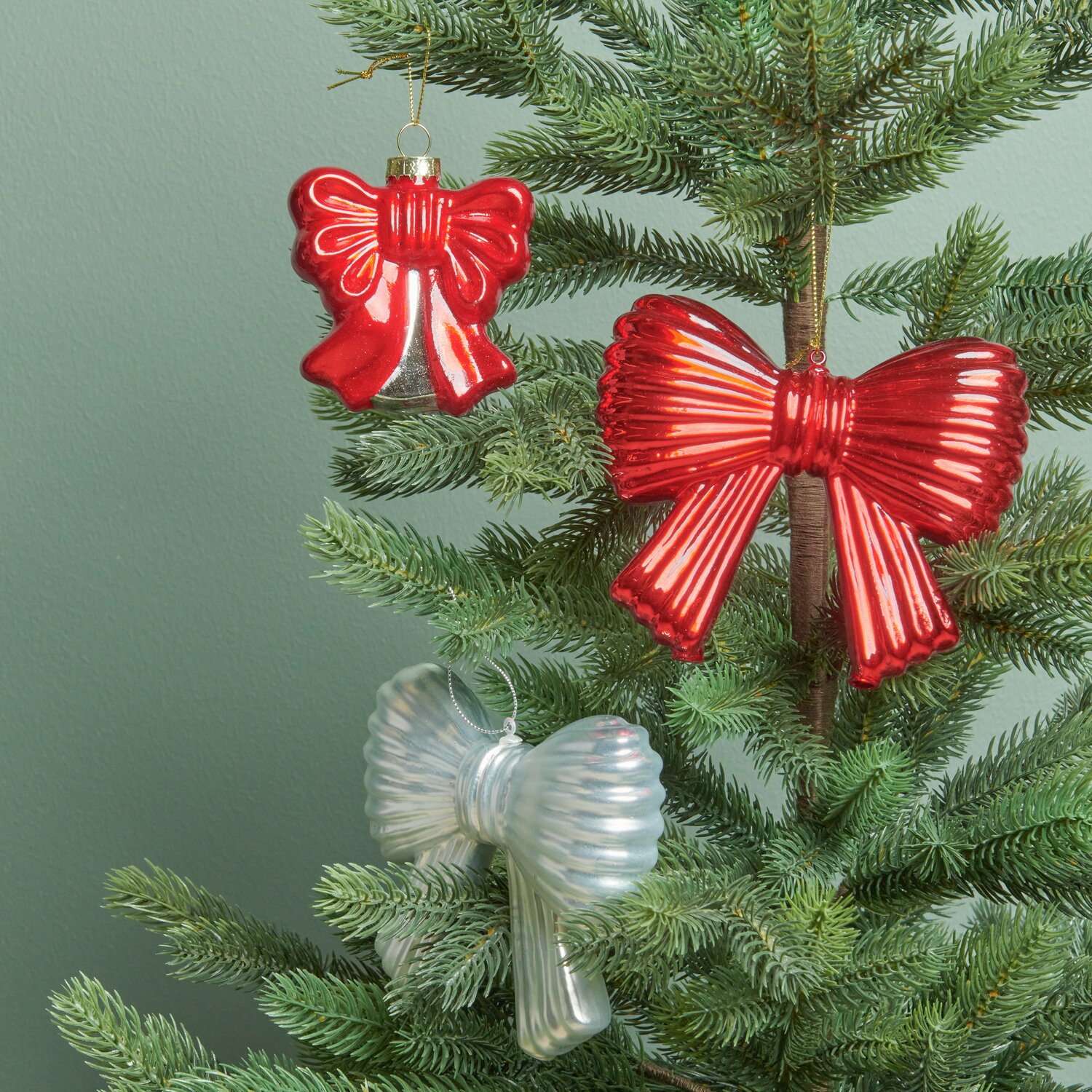 Glashänger Schleife klein und groß von Rico Design in Rot und Silber schmücken einen Tannenbaum.