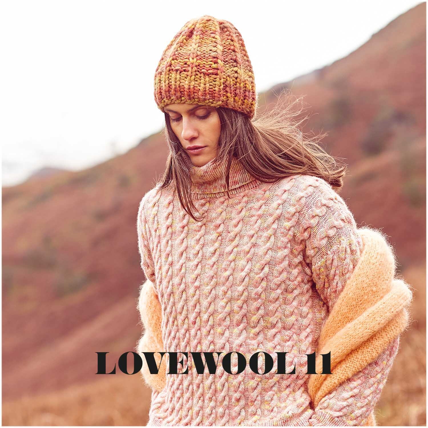 Creative Smile: Frau in gestricktem Pullover und Mütze in herbstlicher Landschaft, Marke Rico Design.