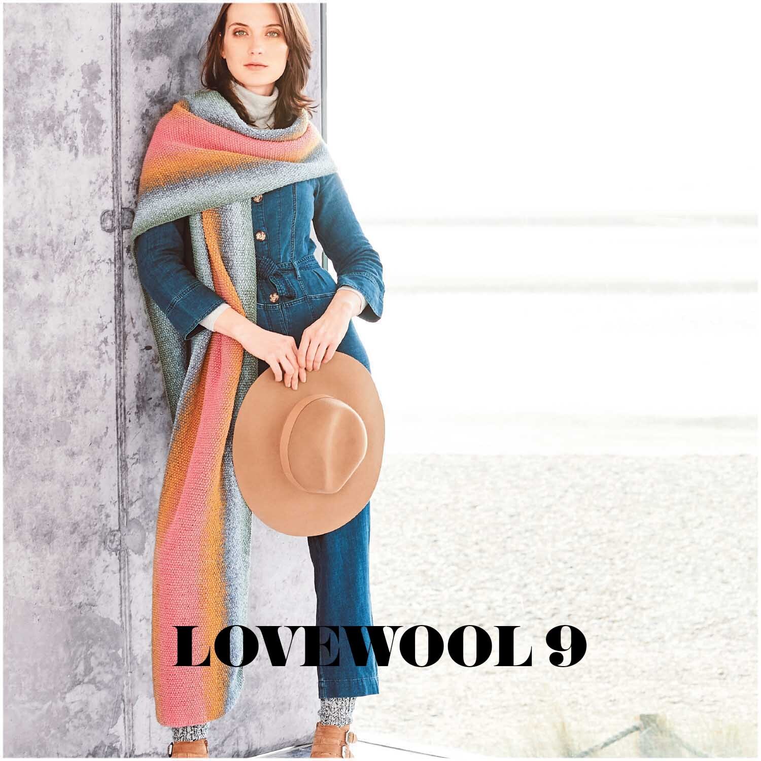 Creative Wool Dégradé Super6: Frau in Jeansanzug mit langem, mehrfarbigem Schal in Petrol-Pink von Rico Design, hält einen Hut.