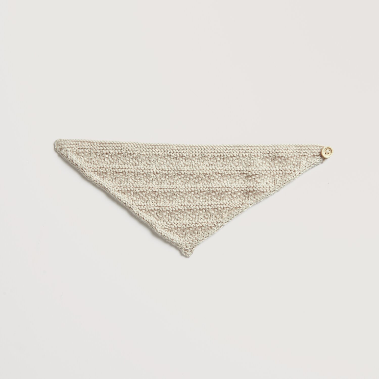 Baby Cozy Organic Cotton Cashmere: Dreieckiges Strickstück in Natur von Rico Design, ideal für sanfte Babybekleidung.