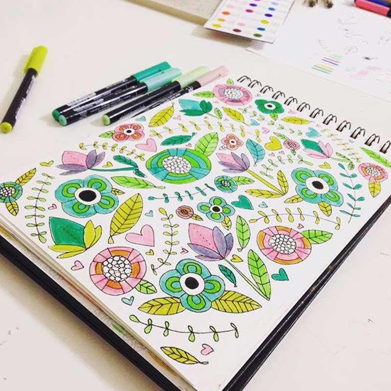 Coloring Brush Pen: Skizzenbuch mit bunten Blumenmustern, erstellt mit Koi-Stiften. Ideal für kreative Designs.