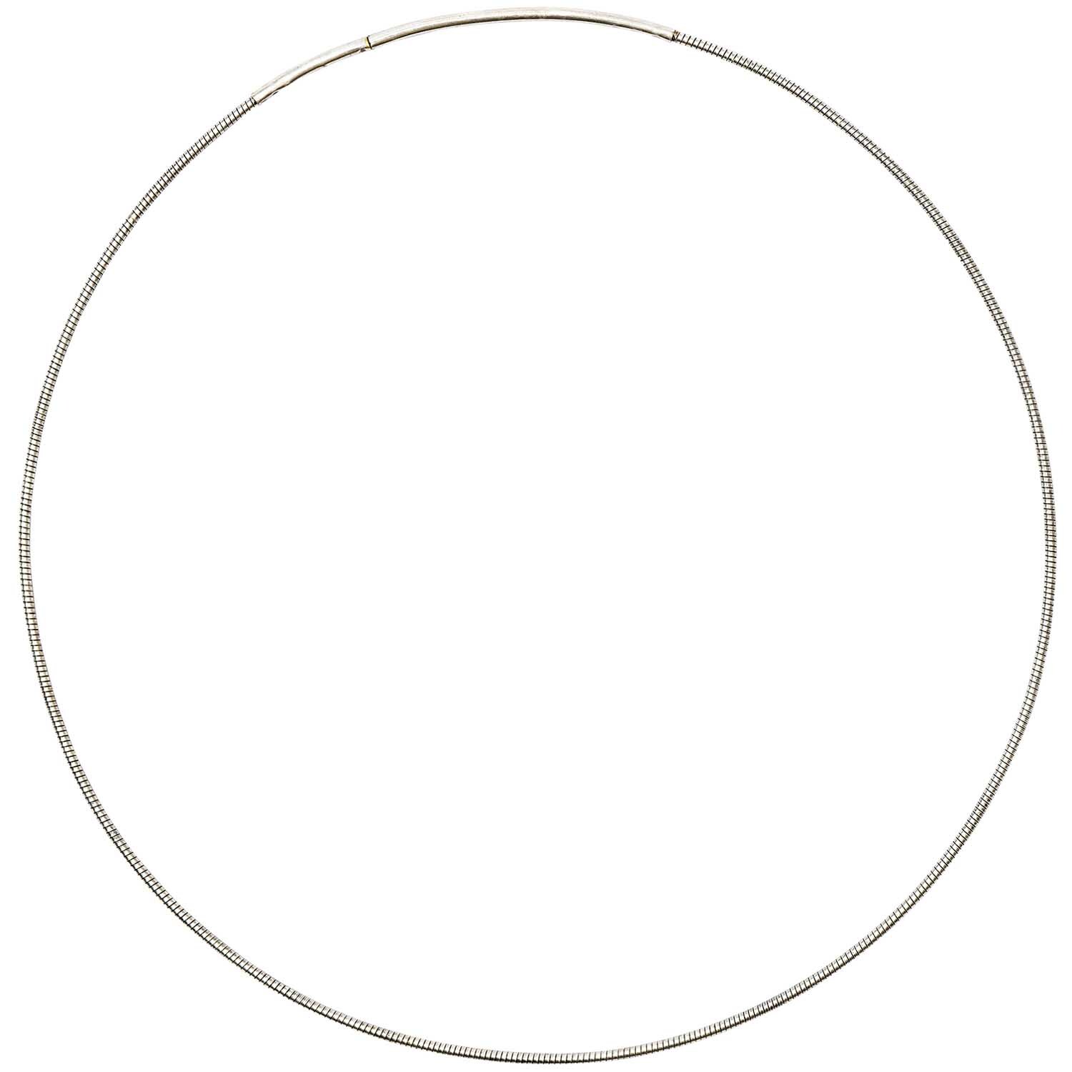 Collier mit Steckverschluss, 14,5 cm, von Rico Design. Elegantes, silbernes Design auf schwarzem Hintergrund.