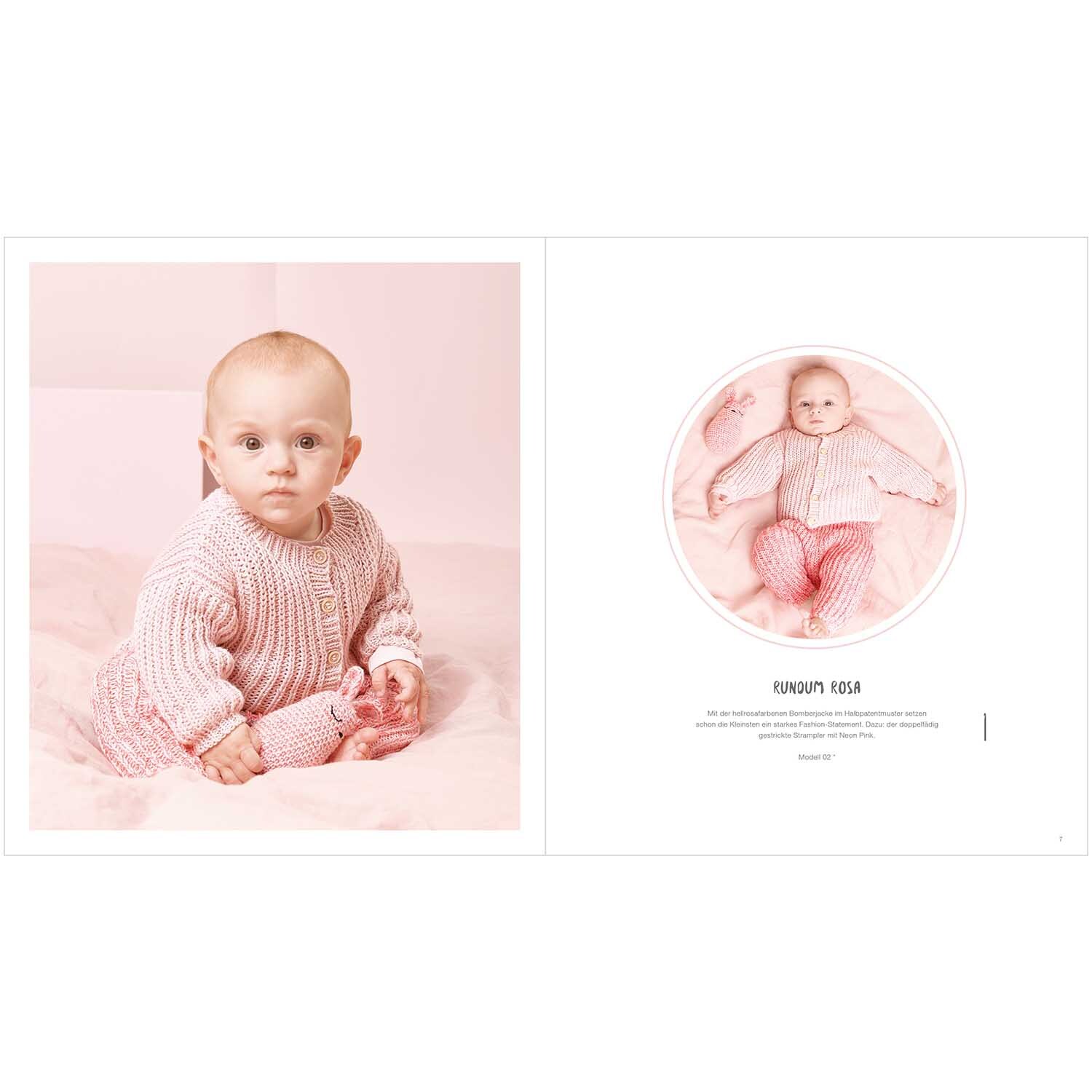 Rico Baby 036: Ein Baby in einem rosa gestrickten Outfit von Rico Design sitzt auf einer weichen Decke.