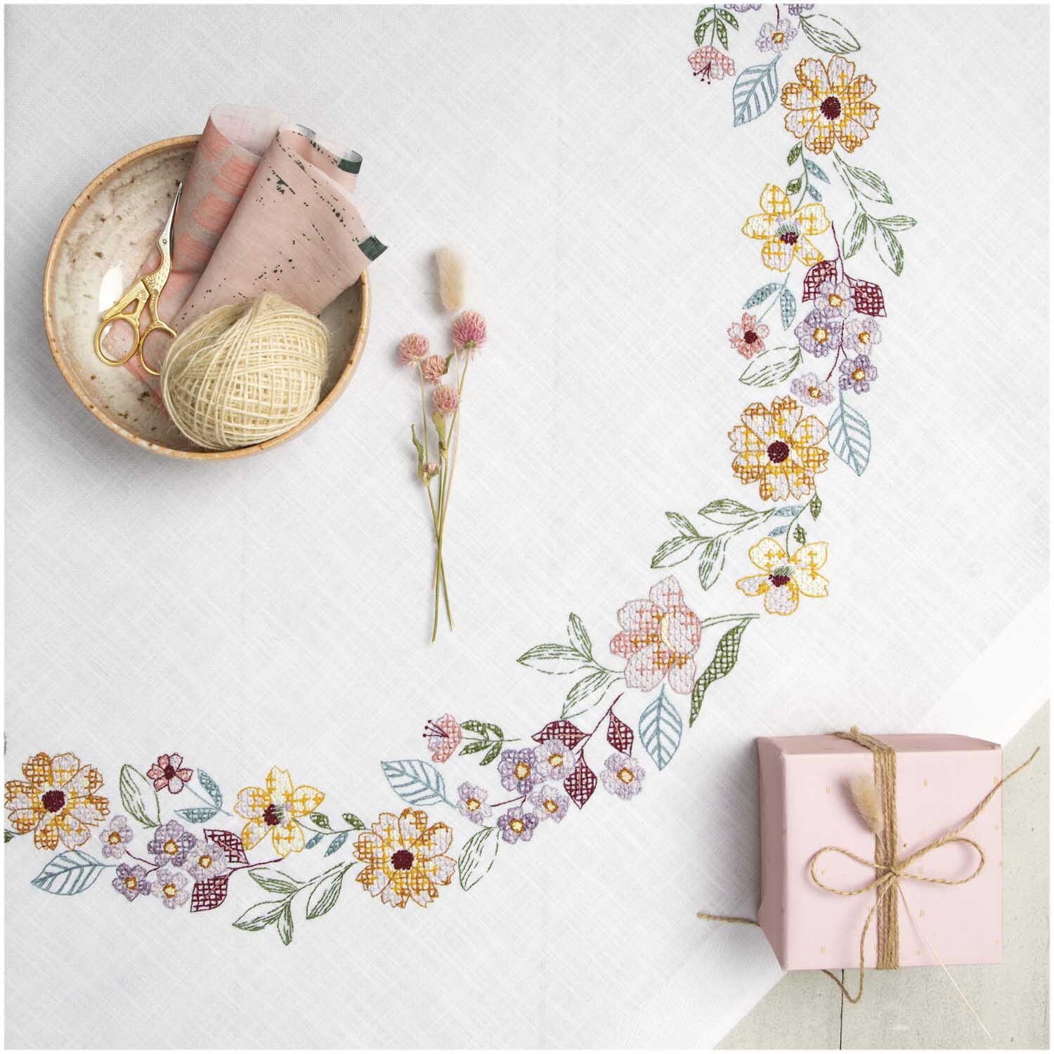 Stickpackung Tischdecke Sommerblütenkranz 90x90cm zeigt florales Design mit bunten Blüten.