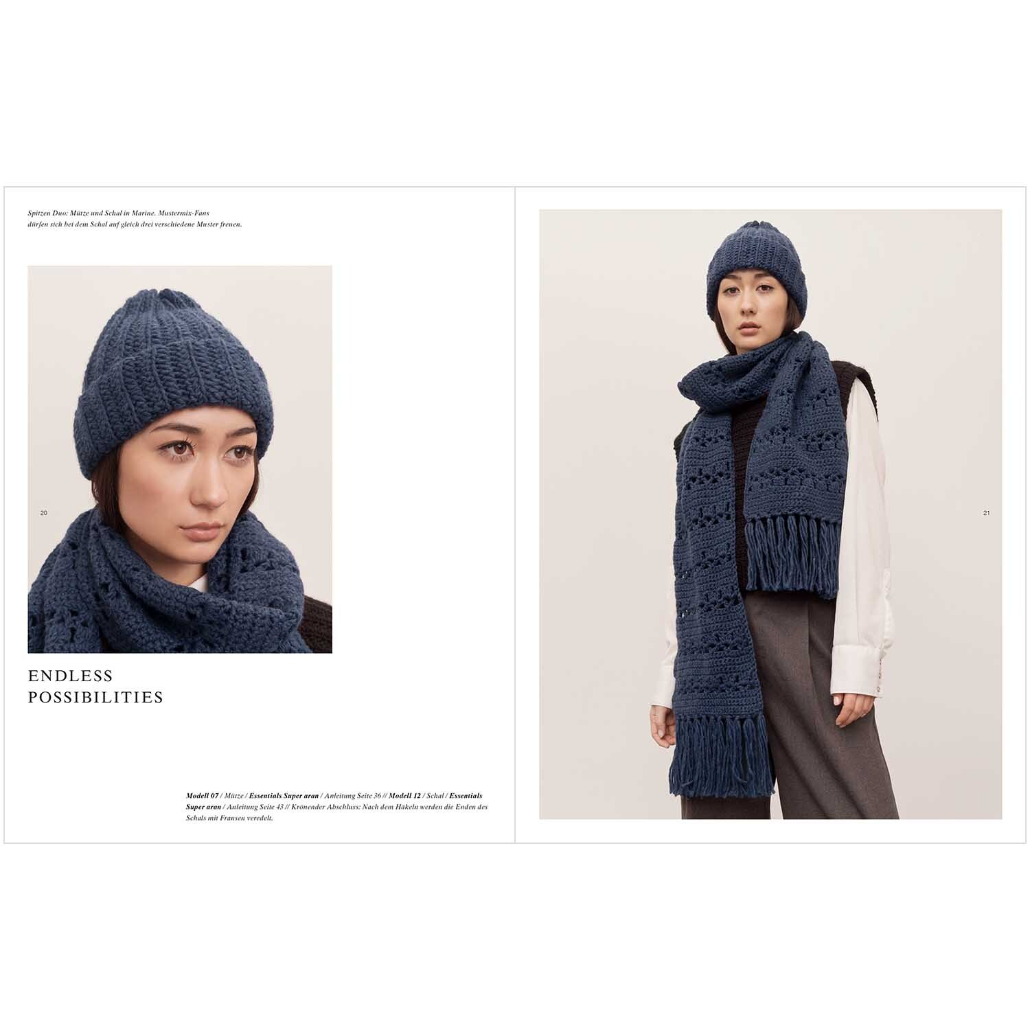 Winter Crochet Collection: Frau trägt gestrickte Mütze und Schal in Blau von Rico Design, stilvoll und warm.