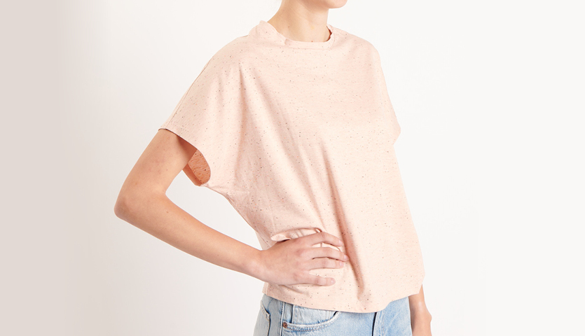 Nähanleitung lockeres Kurzarm-Shirt: Frau trägt ein helles, lockeres Kurzarm-Shirt, kombiniert mit Jeans. Ideal für lässige Sommerlooks.