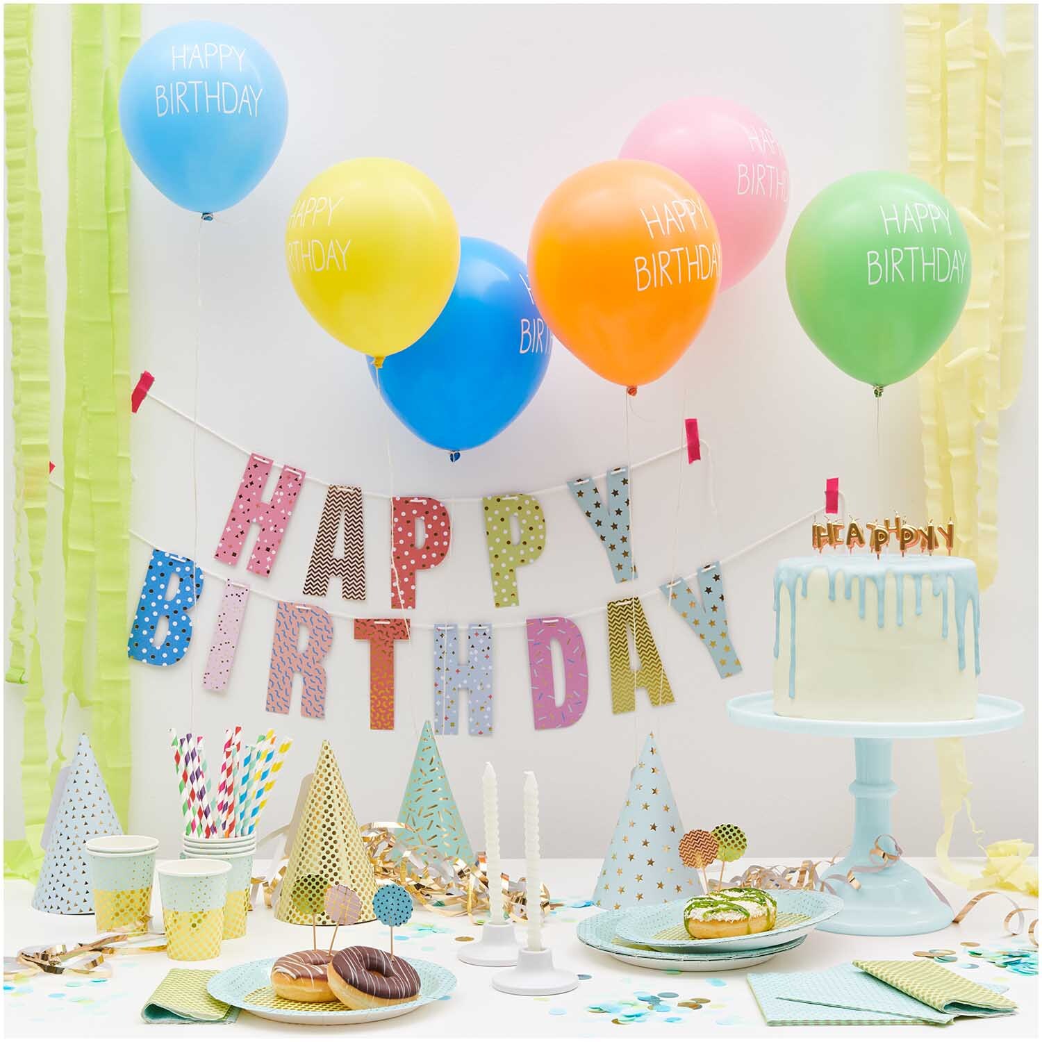 Paper Poetry Papierstrohhalme Mix, 24 Stück, in einer bunten Geburtstagsdekoration mit Luftballons und Kuchen.