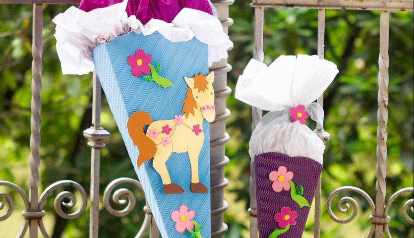 Bastelanleitung Pony-Schultüte: Zwei bunte Schultüten mit Pony- und Blumenmotiven, ideal für den Schulanfang.