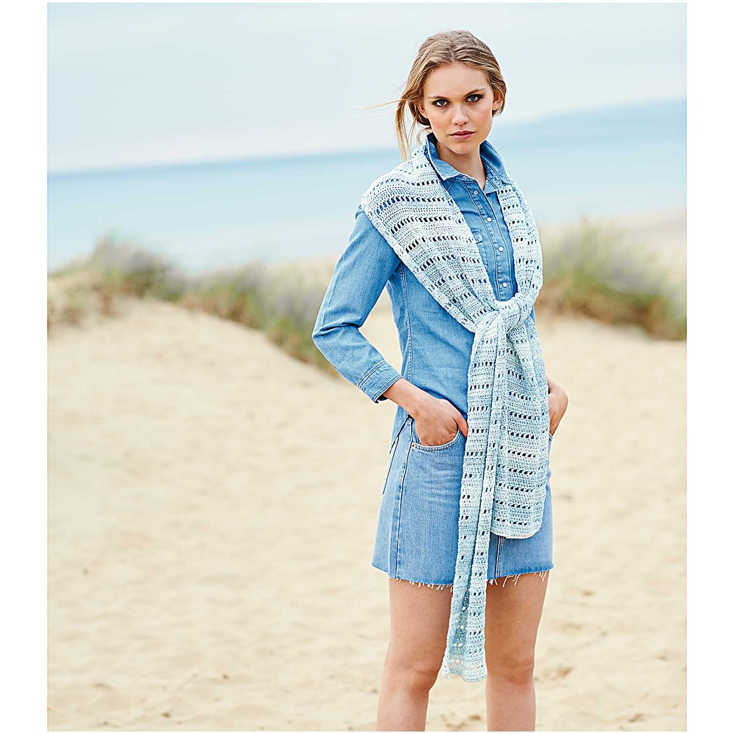 Creative Sport Print dk: Frau am Strand in Jeanskleid mit gestricktem Schal von Rico Design, 50g 145m.