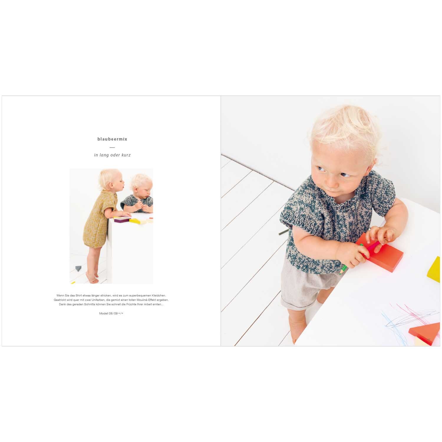 Rico Baby Heft Nr.27 zeigt ein blondes Kleinkind in gestrickter Kleidung von Rico Design beim Spielen.