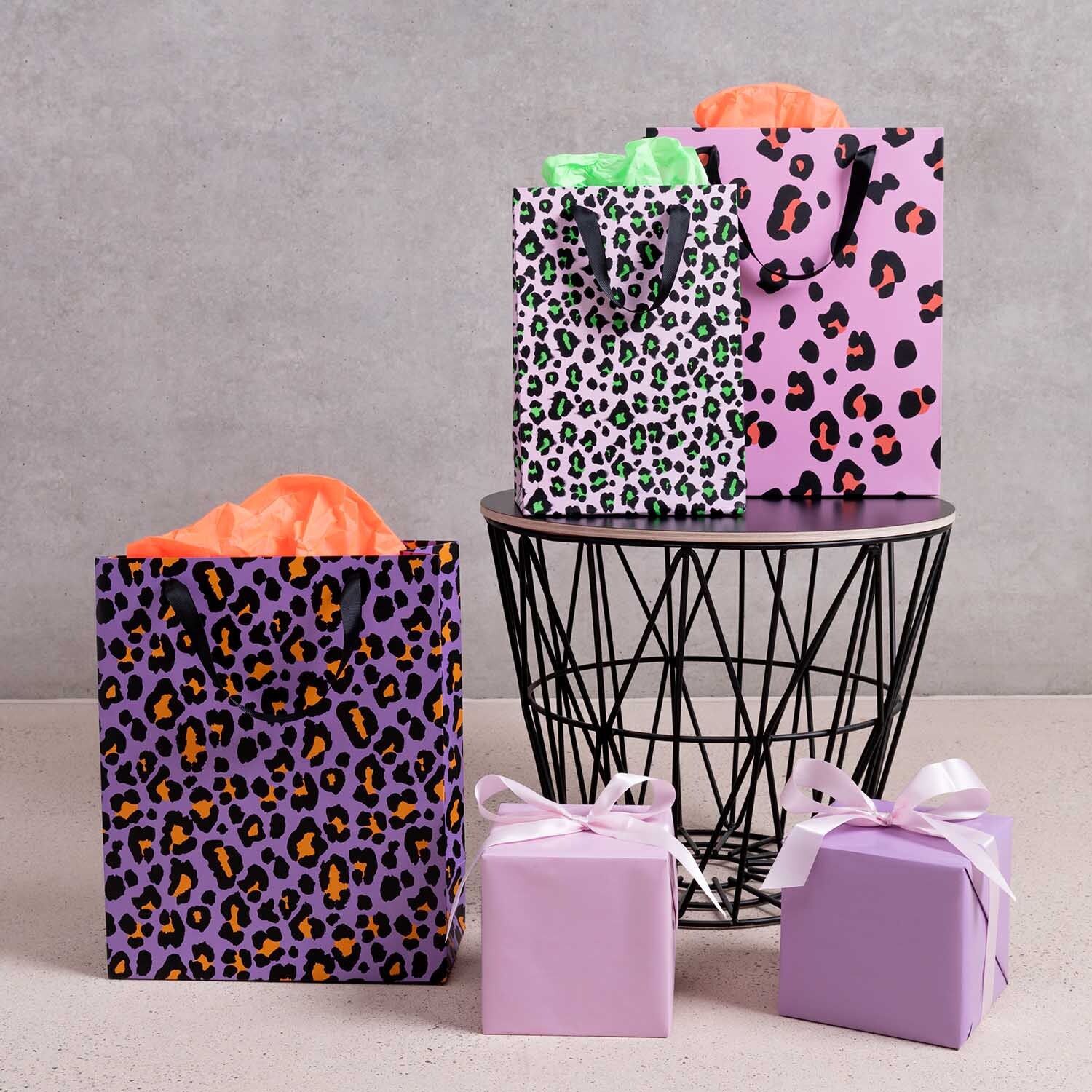 Paper Poetry Geschenktüte Acid Leo pink 26x32x12cm von Rico Design